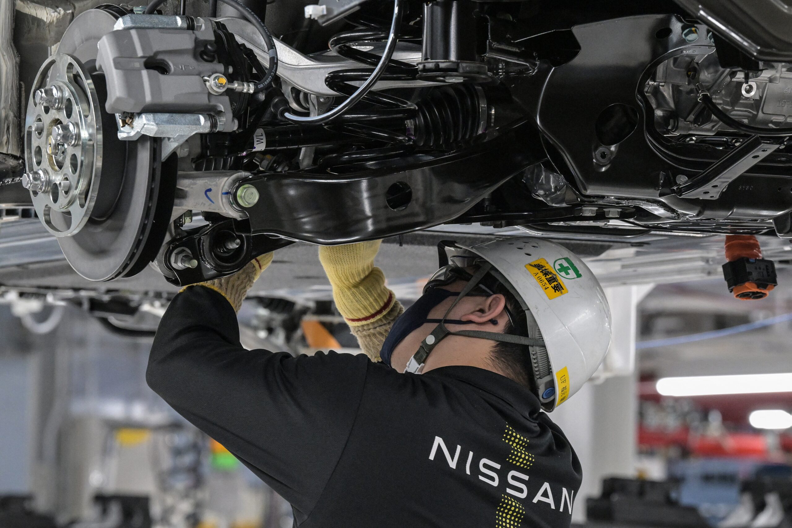 Een Nissan-technicus aan het werk in de 'Nissan Intelligent Factory' in de Nissan Motor Tochigi fabriek, de grootste fabriek van het merk in Japan. - Foto: Richard A. Brooks / AFP