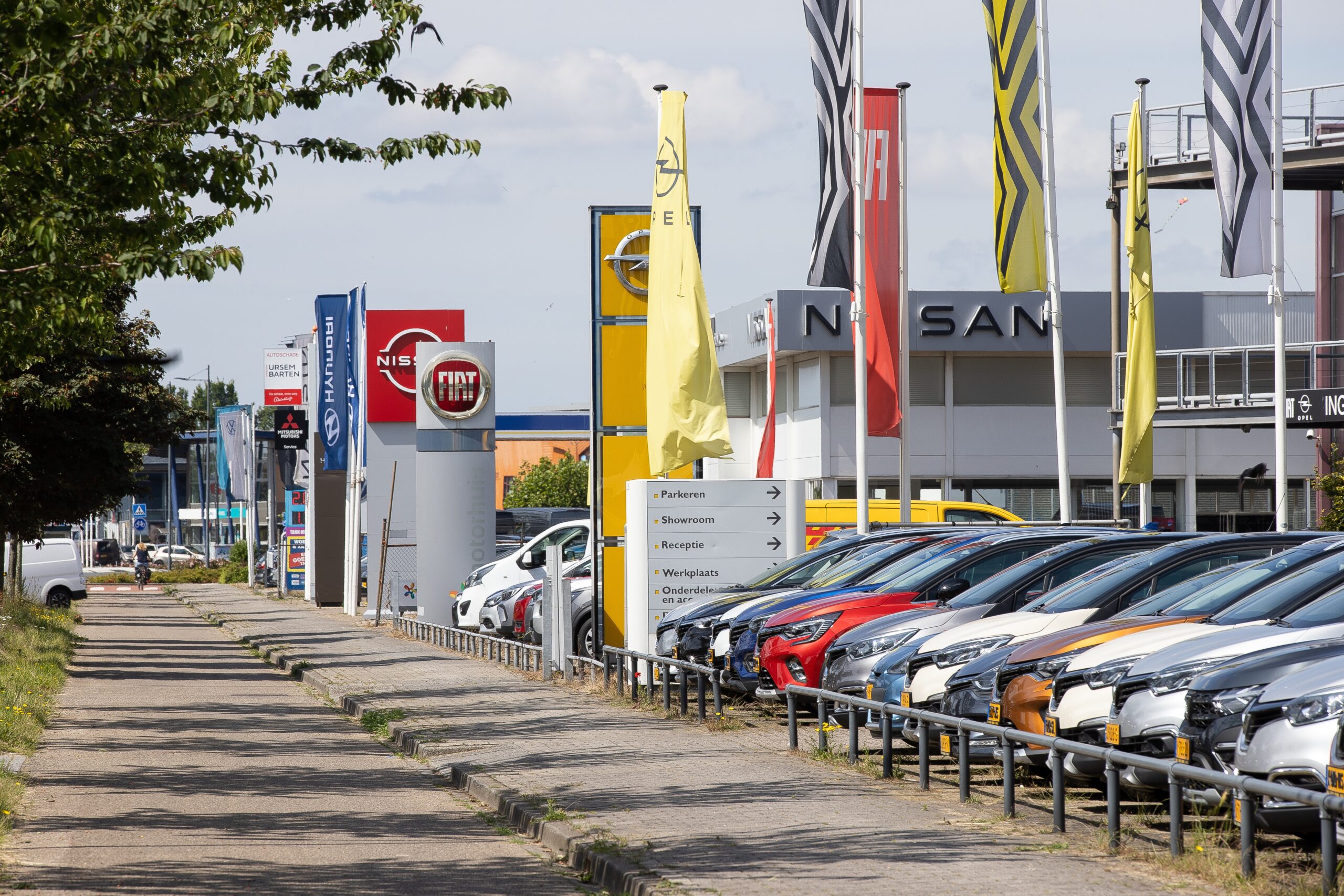 Autodealerpromenade in Heemskerk. - Foto: ANP / Hollandse Hoogte / Harold Versteeg