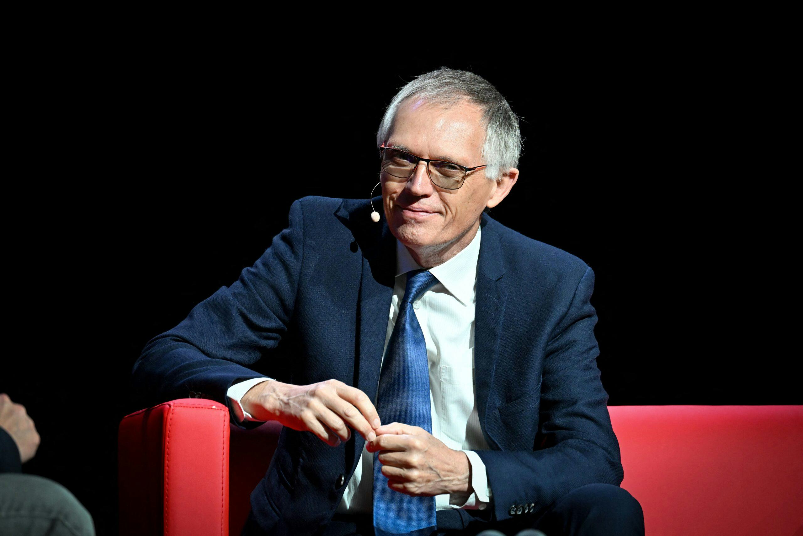 Vormalig Stellantis Topman Carlos Tavares hier nog tijdens een toespraak op de Paris Automotive Summit 2024 op 15 oktober.