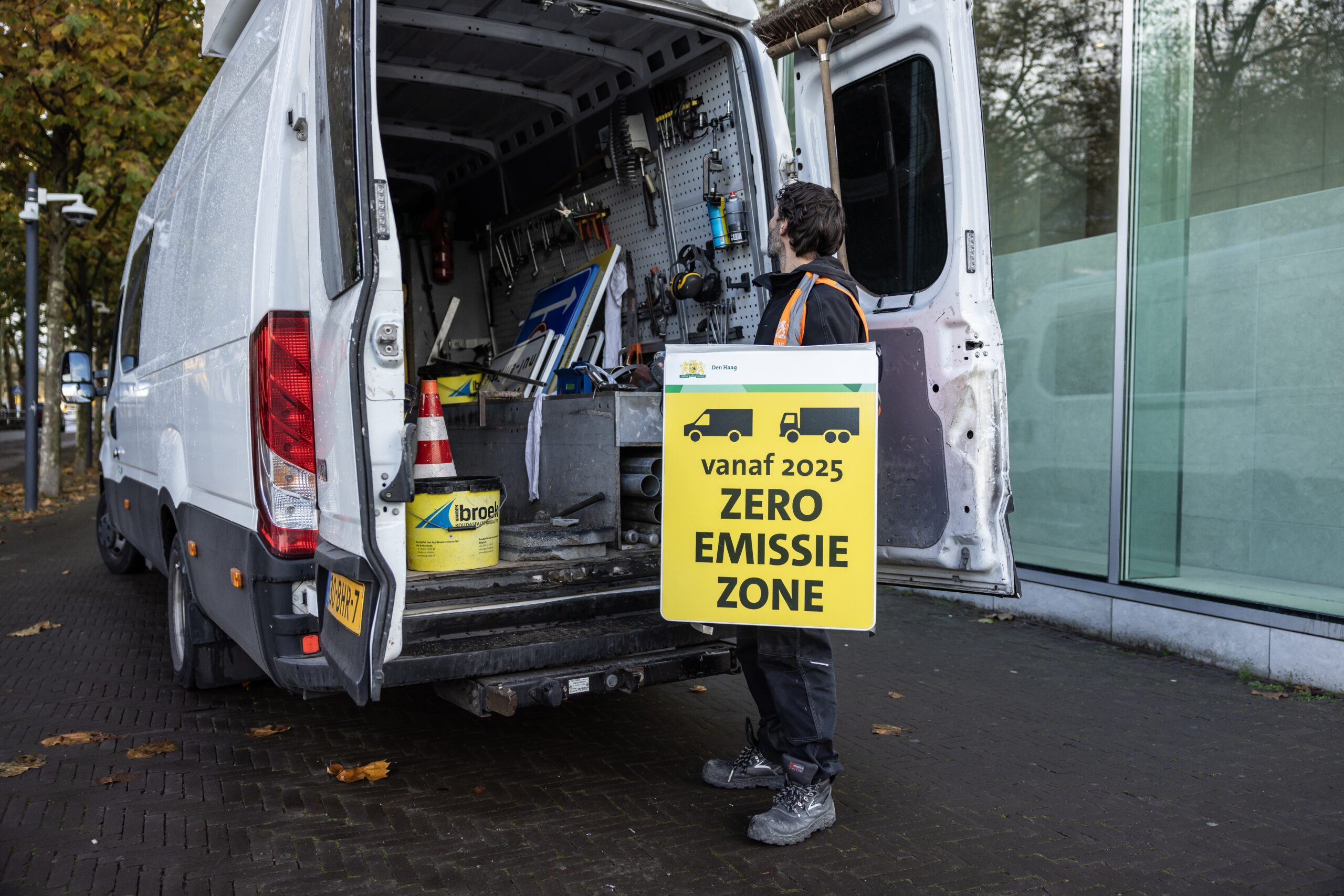 Borden voor een zero-emissiezone, hier in Den Haag, mag je nu nog plaatsen met een dieselbus. - Foto: ANP / Hollandse Hoogte / Laurens van Putten