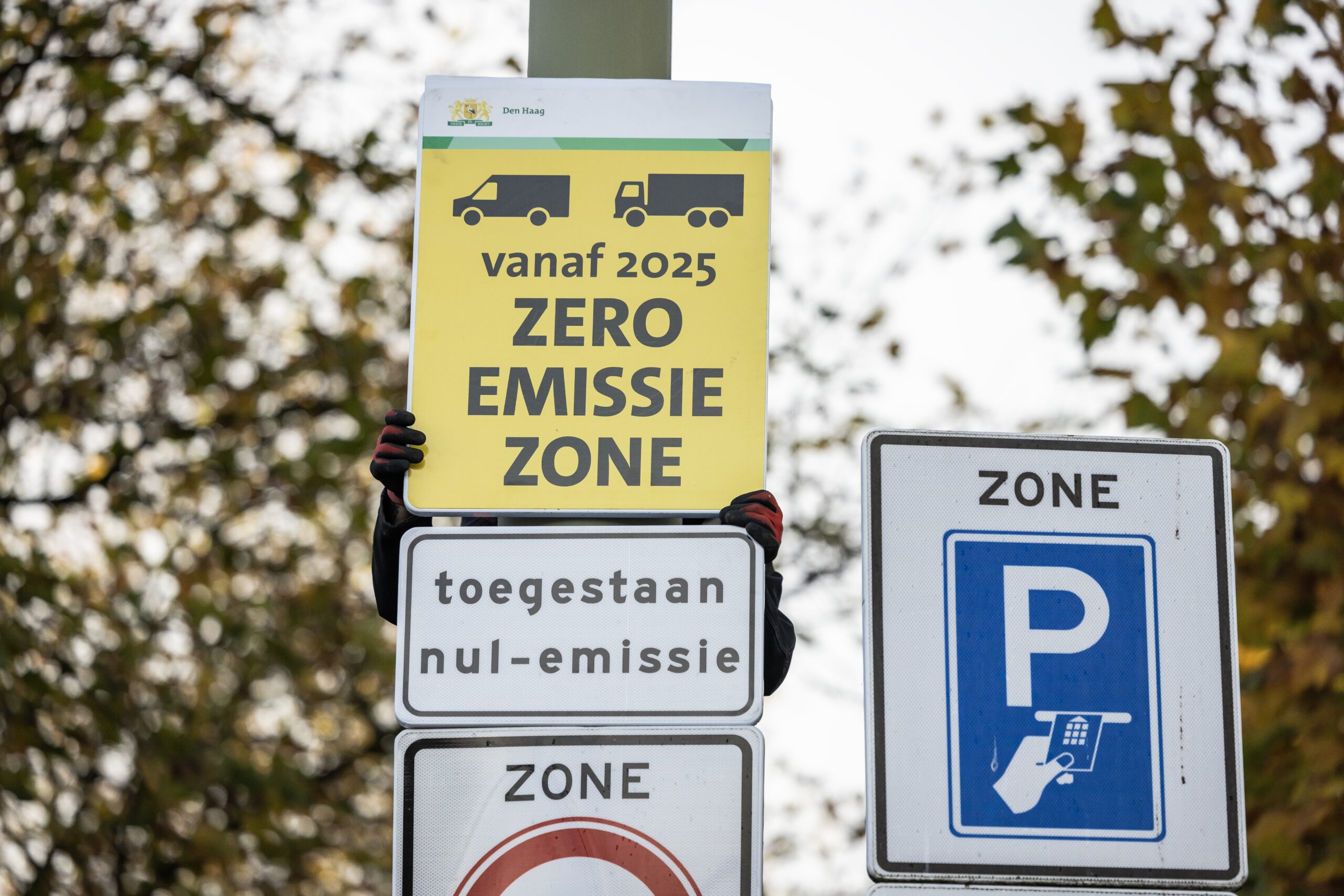 De borden worden geïnstalleerd. Per 1 januari is het echt zover. (Bron: ANP)