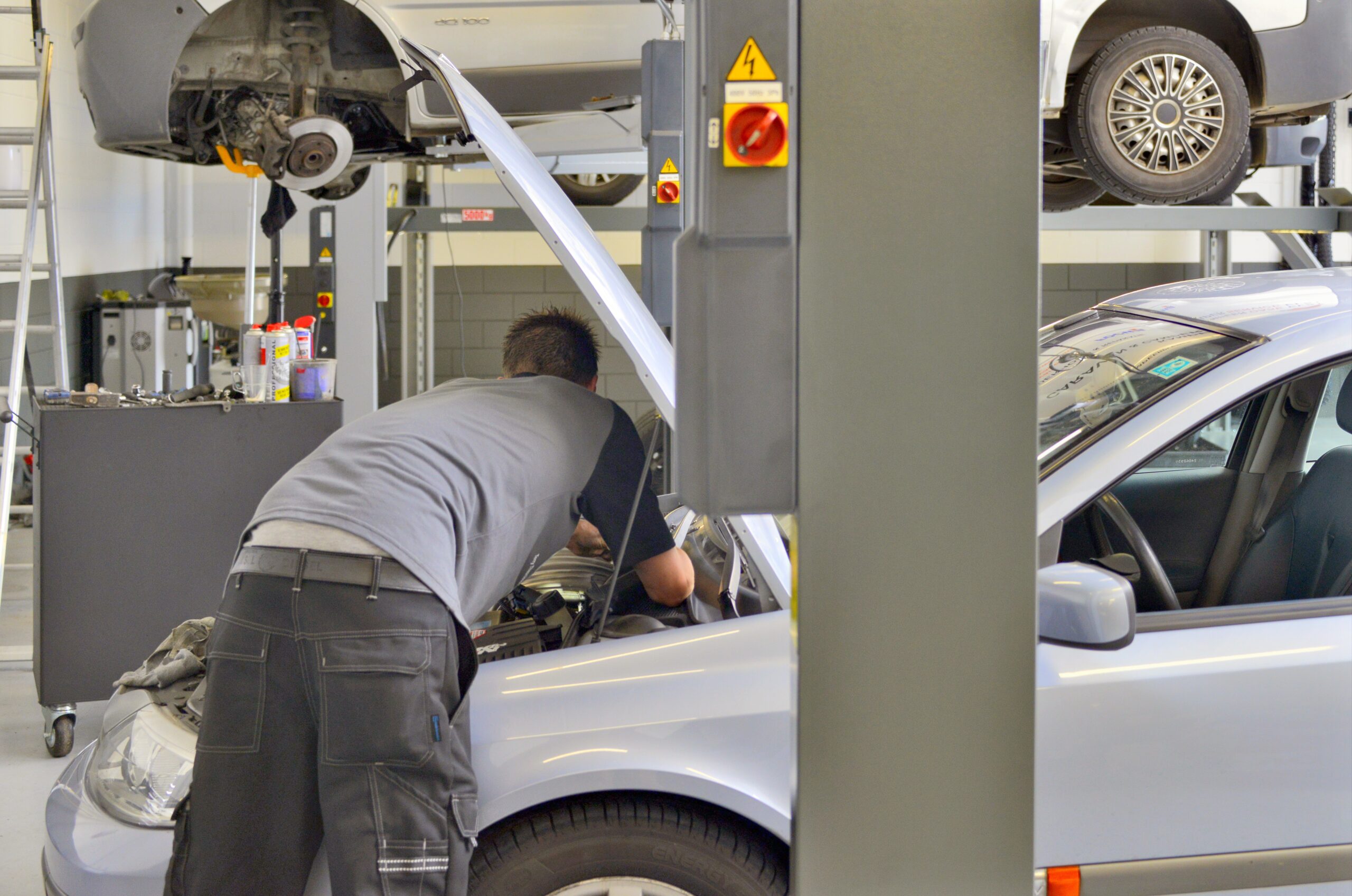 Monteur aan het werk in de werkplaats. Bedrijven met minder dan vier of vijf monteurs hebben straks nauwelijks bestaansrecht meer, zegt Koskamp. - Foto: ANP/Flip Franssen