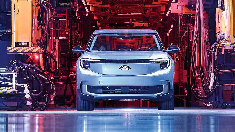 Het eerste volledig elektrische model personenauto dat door Ford in Europa in massaproductie is genomen, wordt gebouwd in de Ford-fabrieken in Keulen, die sinds 1930 aan de Rijn liggen. Meer dan 600 robots voeren taken uit zoals lassen, snijden, reinigen en spuiten in de ultramoderne en milieuvriendelijke fabriek. - Foto: Ford