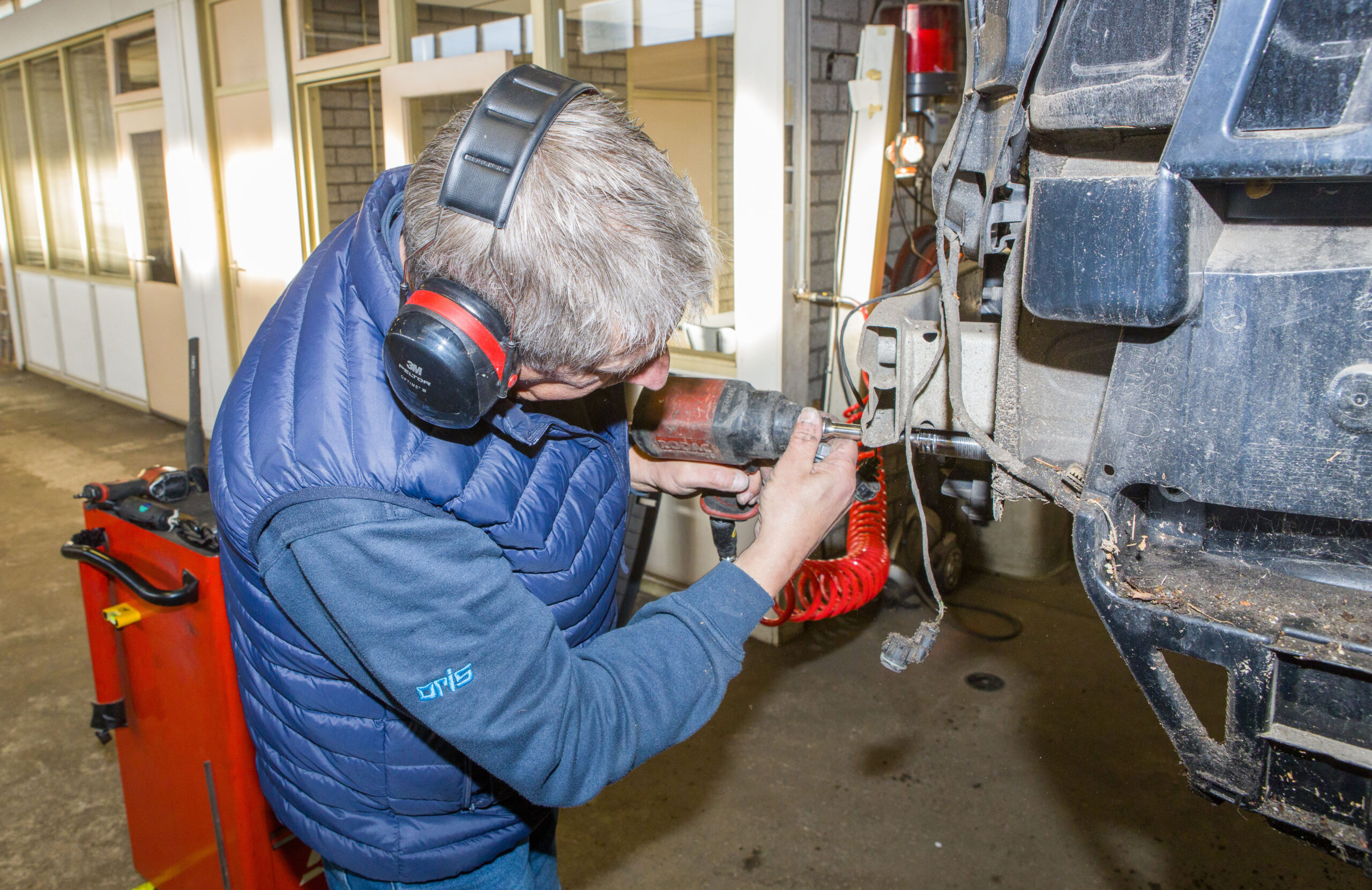 Frank van Hemert van Trekhaak Automotive Center in Eindhoven laat zien hoe trekhaakmontage gedaan wordt. - Foto's: Peter Aansorgh