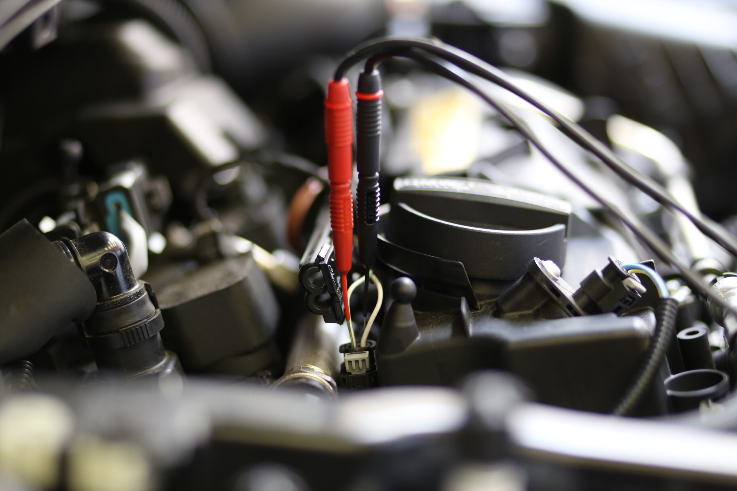 Meetpenen of backprobes zijn het aangewezen gereedschap bij doormeten van stekkers. - Foto: GMTO
