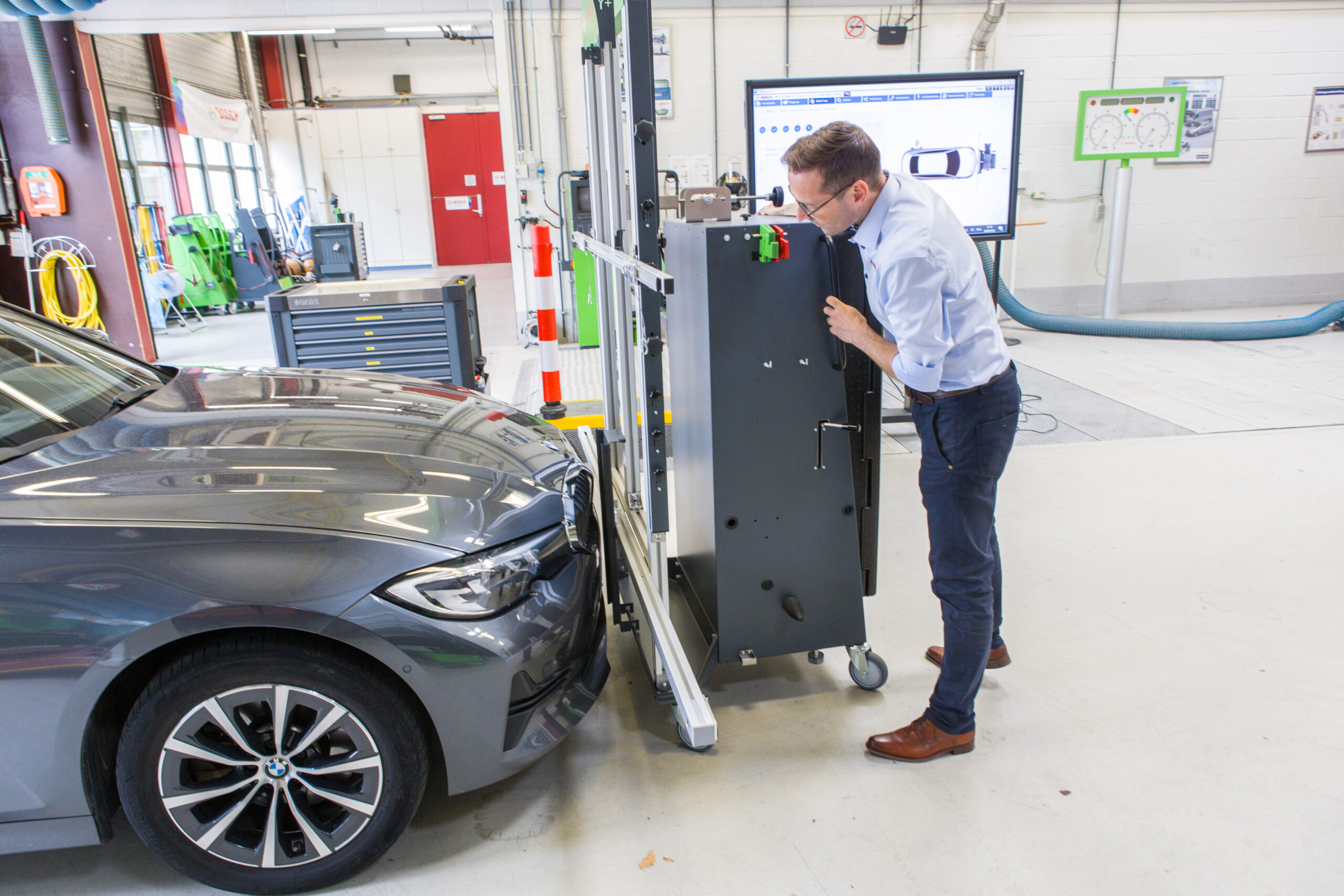 Bert Van Hauwermeiren van Bosch voert met ons ADAS-kalibratie uit met de Bosch DAS 3000. - Foto's: Peter Aansorgh
