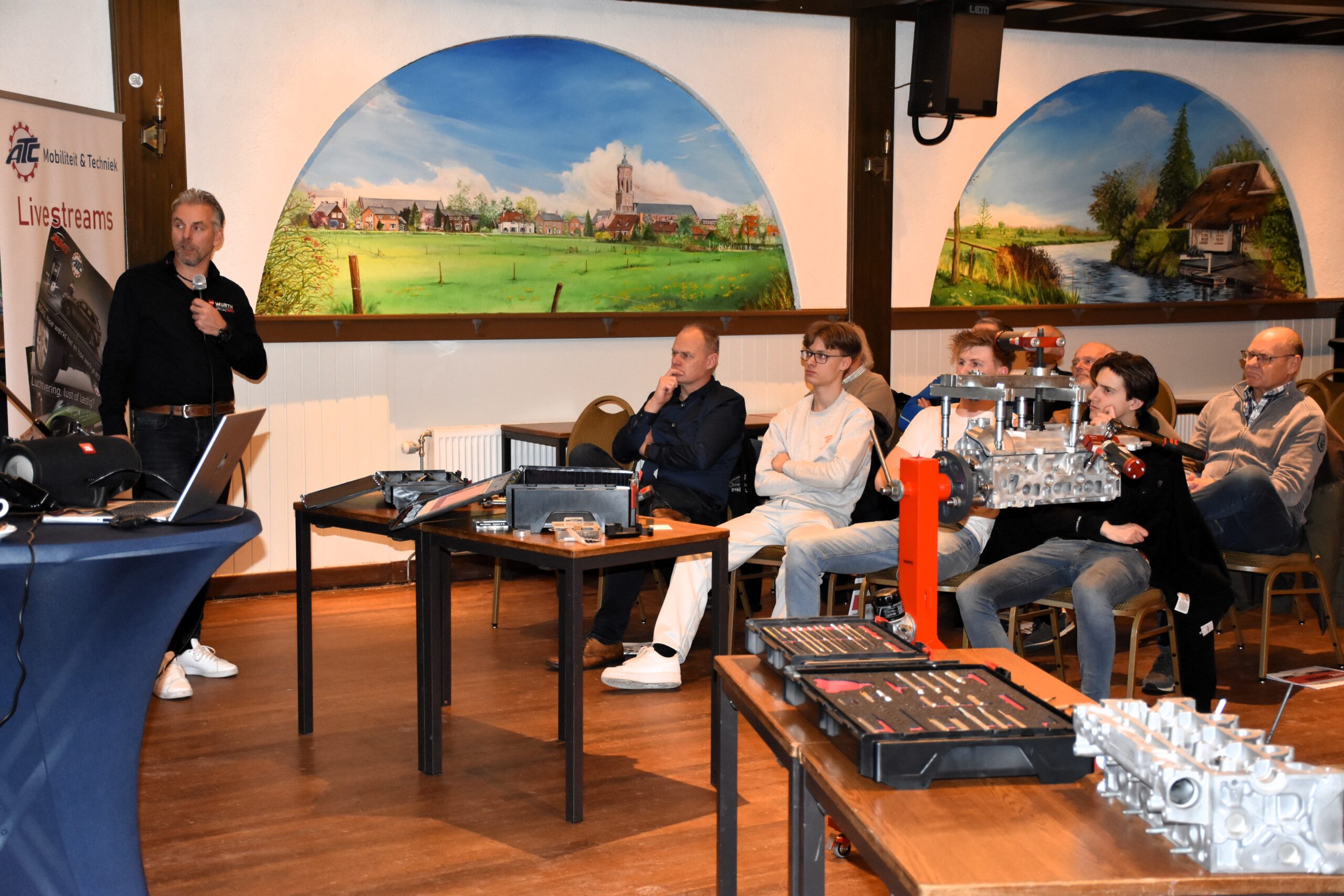 Hoe krijg je vastzittende dieselinjectoren los? Würth Special Tools-specialist Peter Holleman zet de leden van ATC-Arnhem-Nijmegen aan het denken.