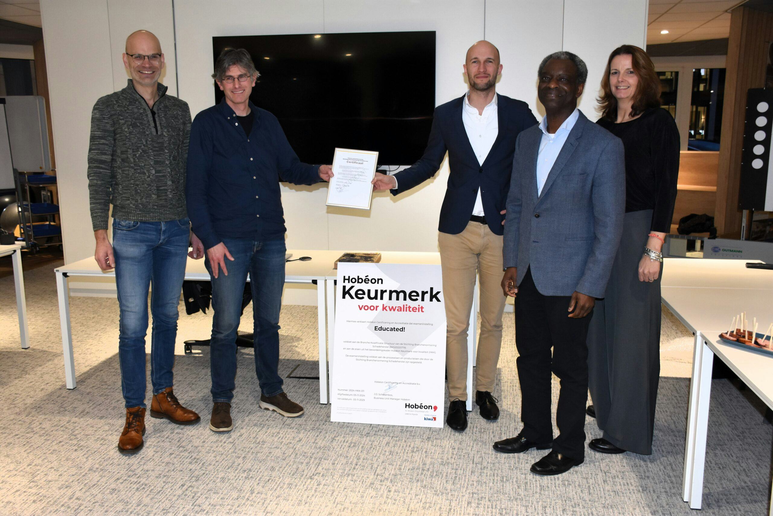 Lachende gezichten. Links Educated!-ondernemers Leander Engelbertink en Wouter Van der Hurk, rechts Stepfan Griffioen (Bovag), Mark Leerdam (Hobéon) en Debby de Kock, Bovag Projectmanager Schade.