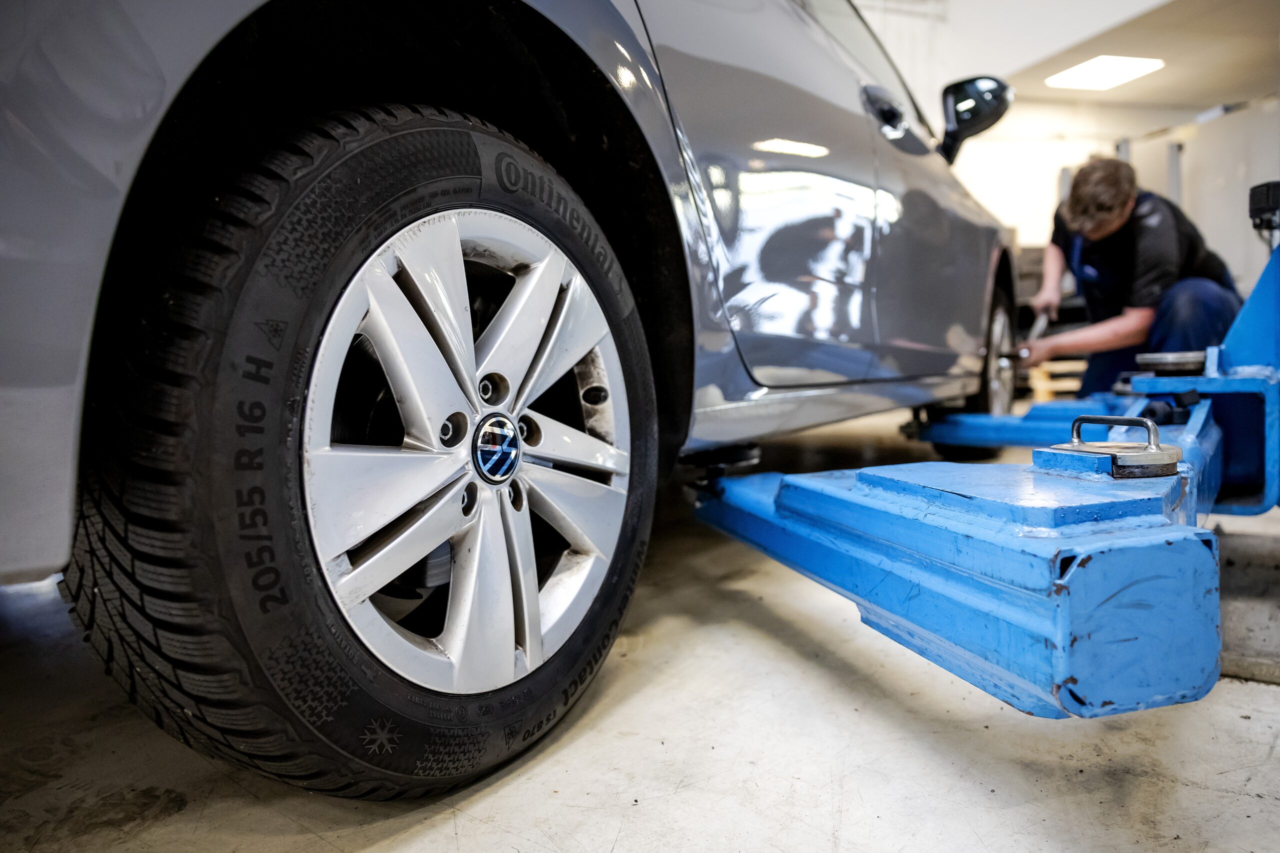 De internationale en Nederlandse automarkt verandert. Meer gelijke onderdelen en techniek, krimpende aantallen bij de gevestigde merken. Wel zo comfortabel als je dan universeel bent. - Foto: ANP / Robin van Lonkhuijsen