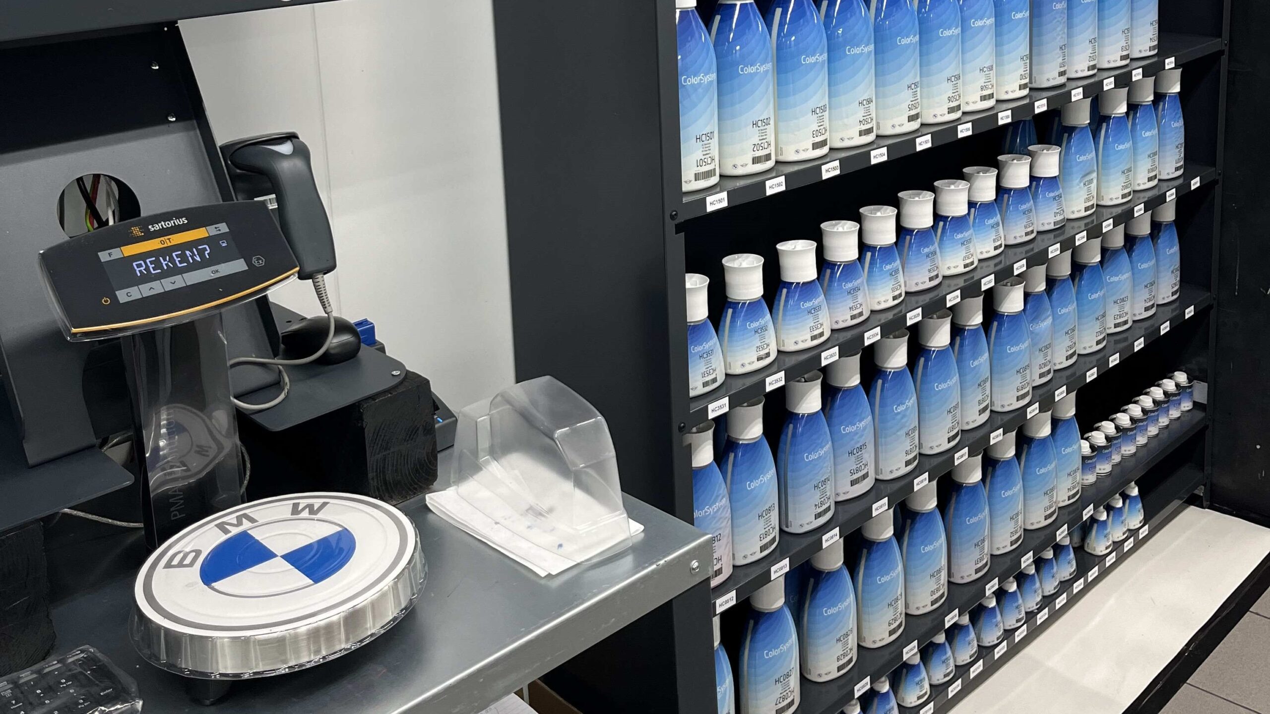 BMW Group heeft de overeenkomst met Axalta als leverancier voor ColorSystem in de VS en China verlengd. - Foto: Axalta