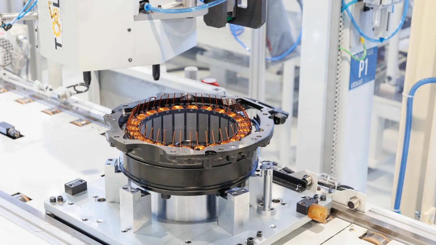 Logische combinatie, om in de Portugese transmissiefabriek deze elektromotoren te gaan maken en ze voor hybrides meteen aan de transmissie te monteren.