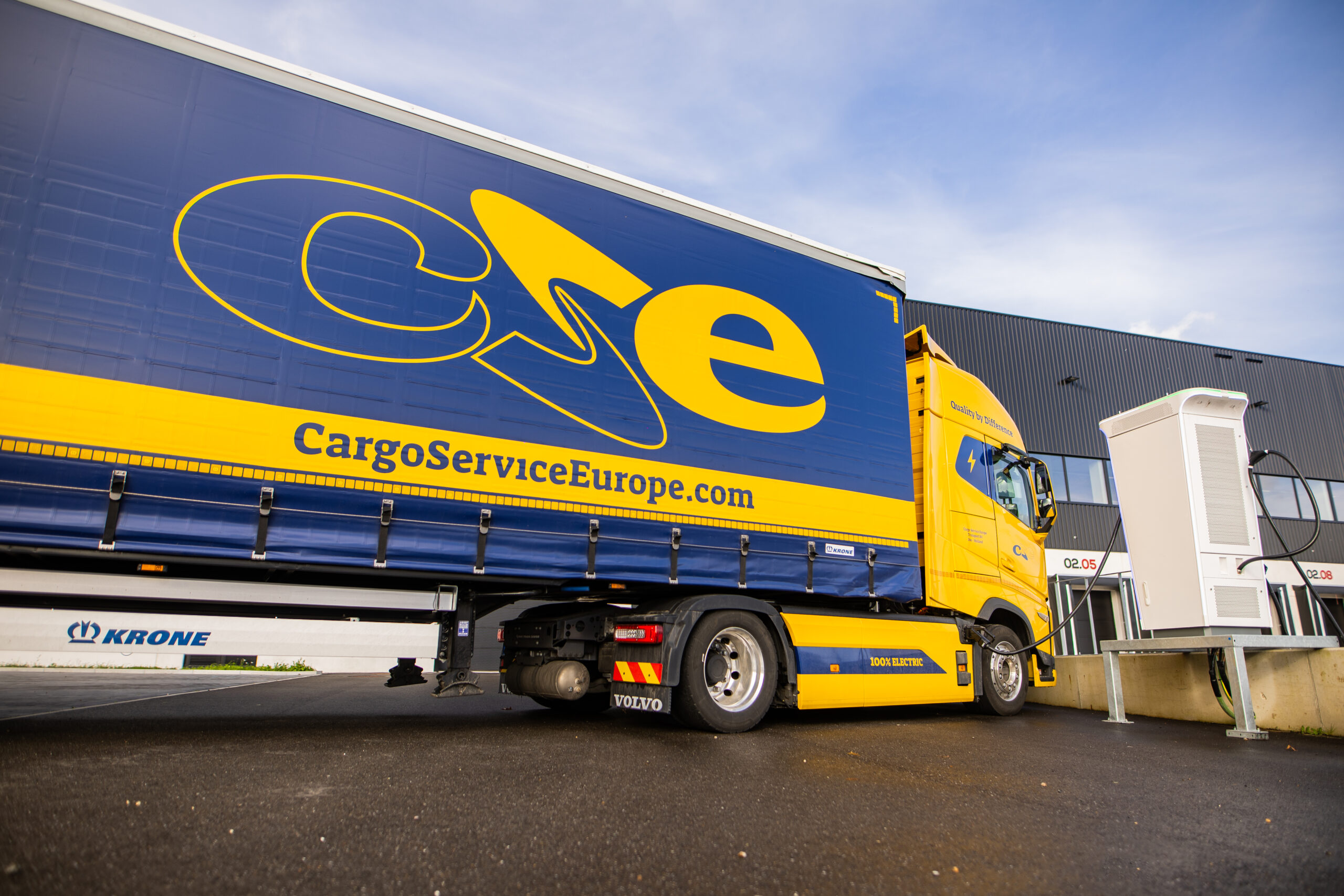 Elektrische Volvo aan de laadpaal bij Cargo Service Europe in Weert, waar ze met 10 elektrische trucks van Volvo rijden. Er zijn er nog 8 in bestelling. Daarnaast heeft het bedrijf 75 LNG-trucks rijden. - Foto: Volvo Trucks