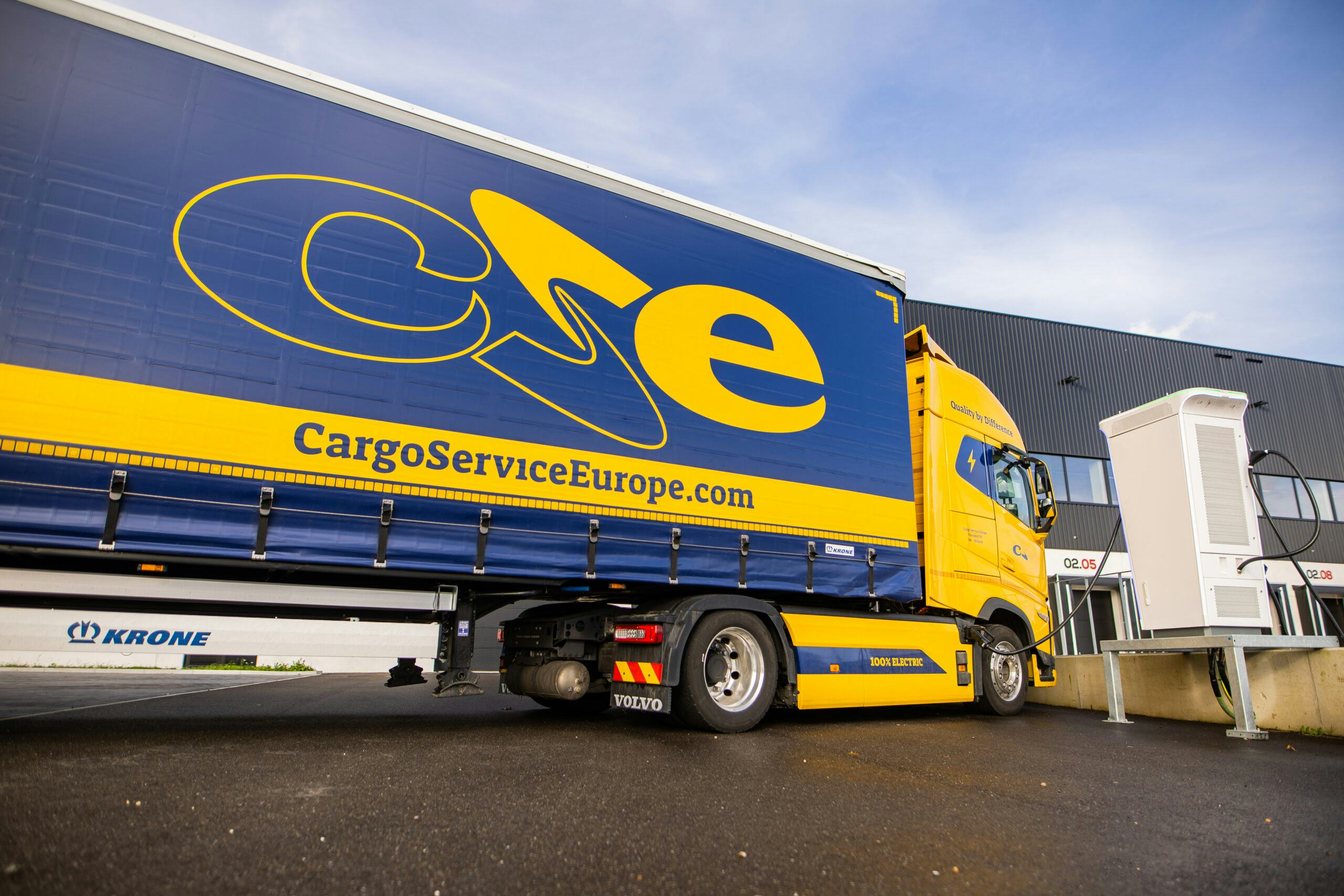 Elektrische Volvo aan de laadpaal bij Cargo Service Europe in Weert, waar ze met 10 elektrische trucks van Volvo rijden. Er zijn er nog 8 in bestelling. Daarnaast heeft het bedrijf 75 LNG-trucks rijden. - Foto: Volvo Trucks
