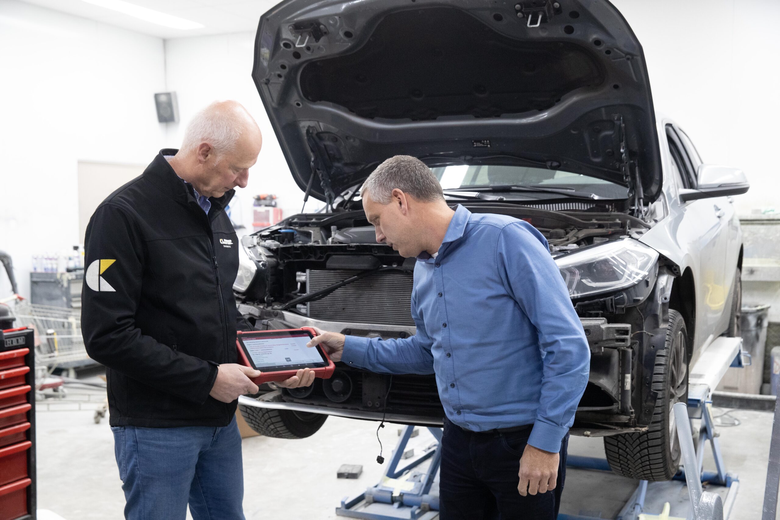 Johan Rozestraten van AA-Equipment Support (links) en Joost van Keulen van Schadenet Rijnders met de Launch X431 testapparatuur. - Foto's Ronald Hissink