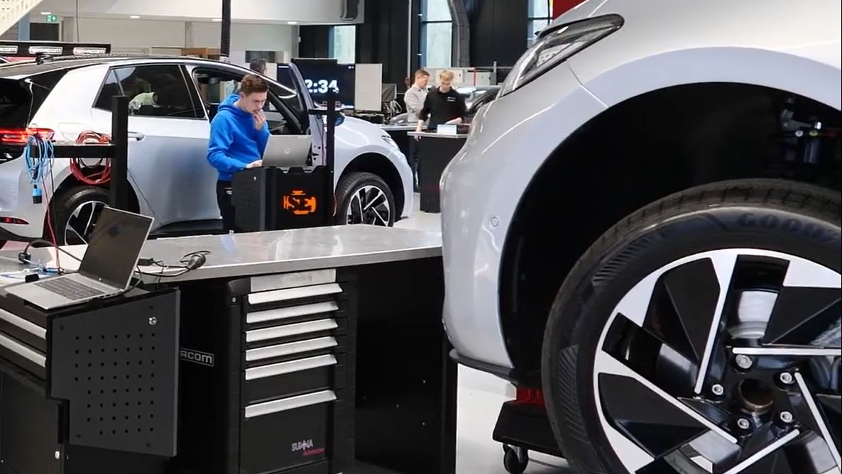WorldSkills bij Summa Automotive onder hoogspanning | VIDEO