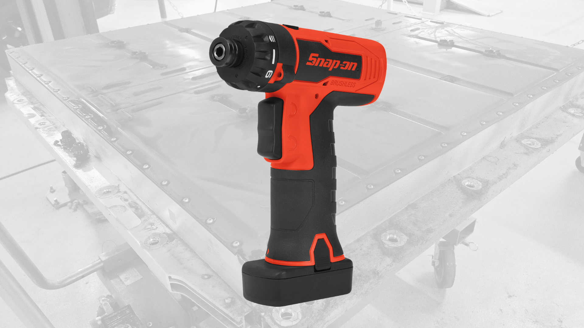 De schoefmachine heeft een maximaal instelbaar toerental van 300 toeren per minuut en negen eenvoudig instelbare aandraaikoppels van 0,12 tot 22 Nm. - Foto: Snap-on