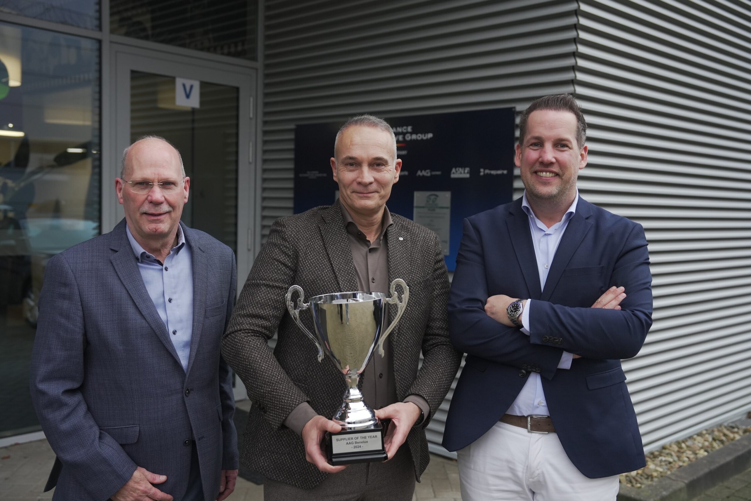 Van links naar rechts: Jos van Dongen/manager oil AAG, Stefan Viguurs /country manager Wolf Oil & Jan Verbeek. - Foto: AAGB