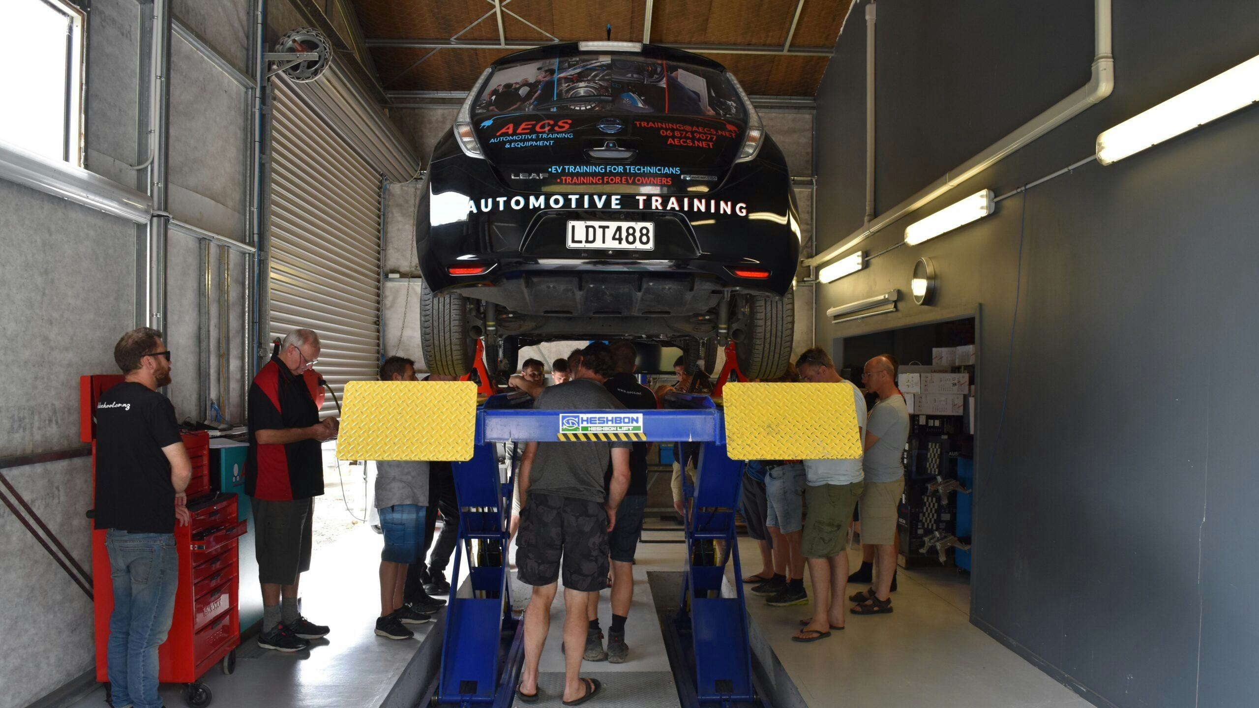 Herbert Leijen traint autotechnici in Nieuw-Zeeland: 'Ze worstelen vaak met elektronica'