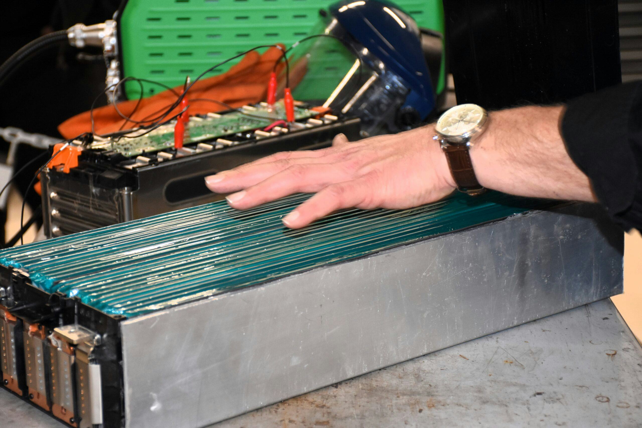 De hoogvoltage batterij in een hybride of volledig elektrisch voertuig kan stuk. Én je kunt zo’n batterij repareren.