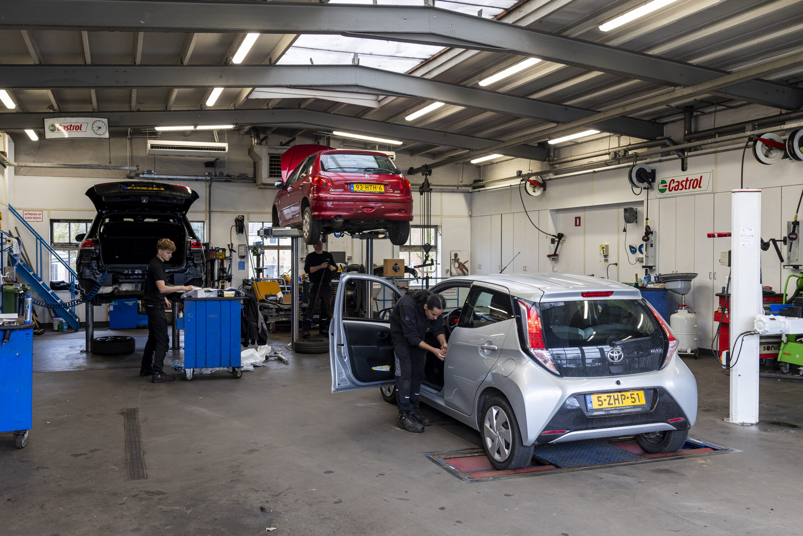 Autobedrijf Wout Bouman bestaat inmiddels uit een showroom, een werkplaats, een schadeherstelwerkplaats en een gespecialiseerde diagnosewerkplaats. - Foto's: Mike Tekst & Beeld