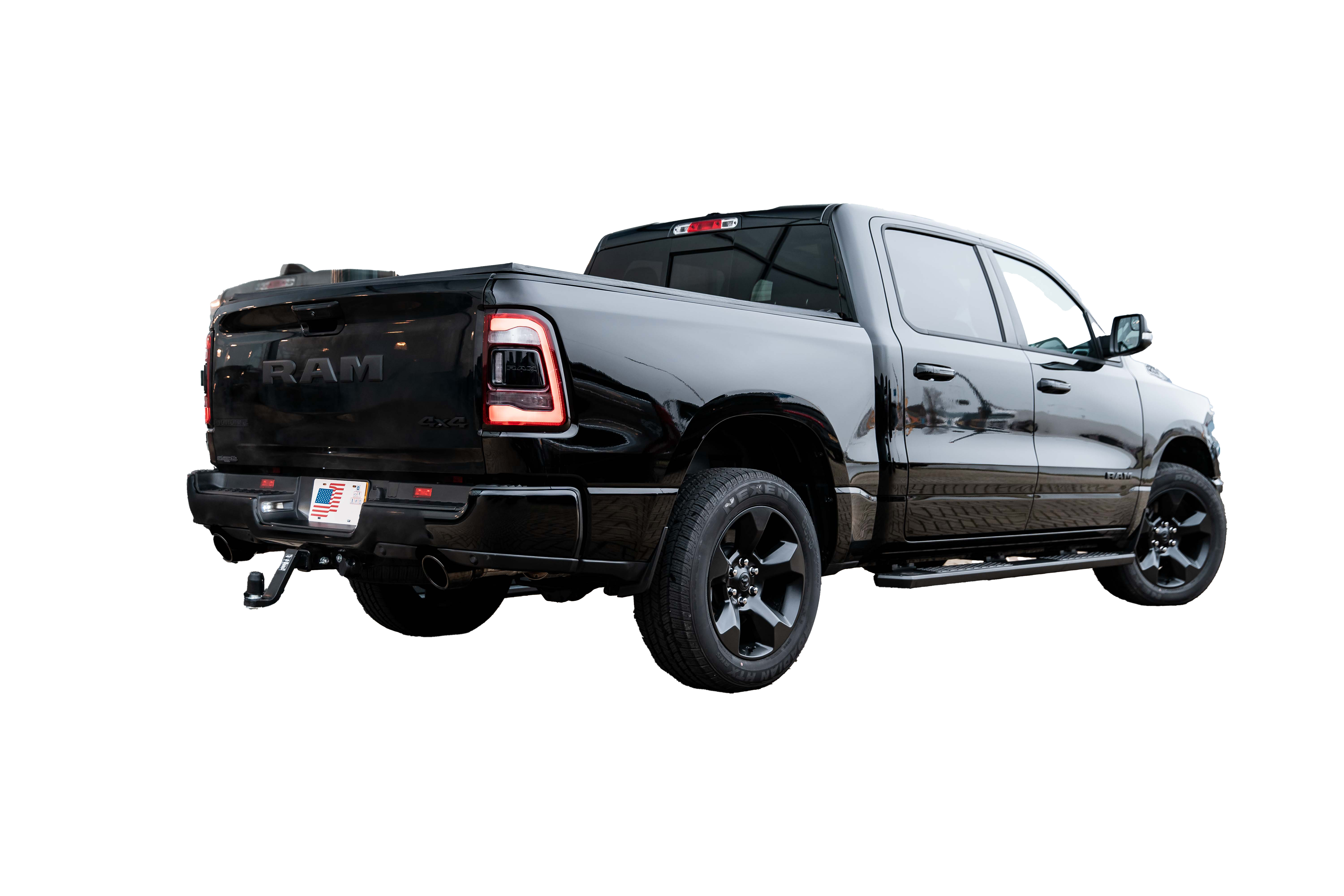 Een lichte bedrijfsauto met open laadruimte met DET 3 januari 2022. Let op het derde remlicht achterop de cabine.