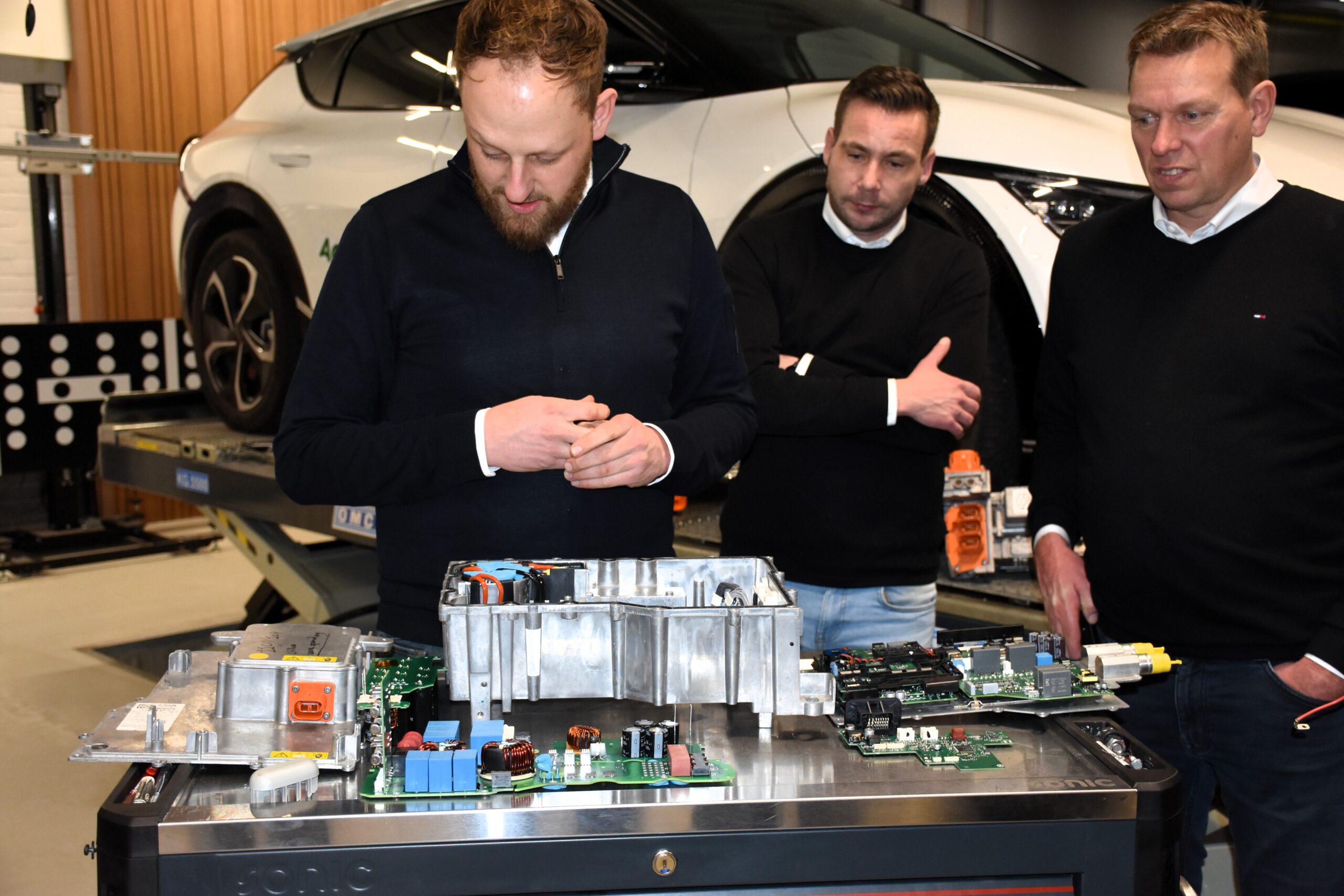 Hoe demonteer je een OBC? En hoe assembleer je hem weer snel en goed? Voor een onderdeel een plekje krijgt in de catalogus van ACtronics moeten deze en tal van andere vragen een goed antwoord krijgen.