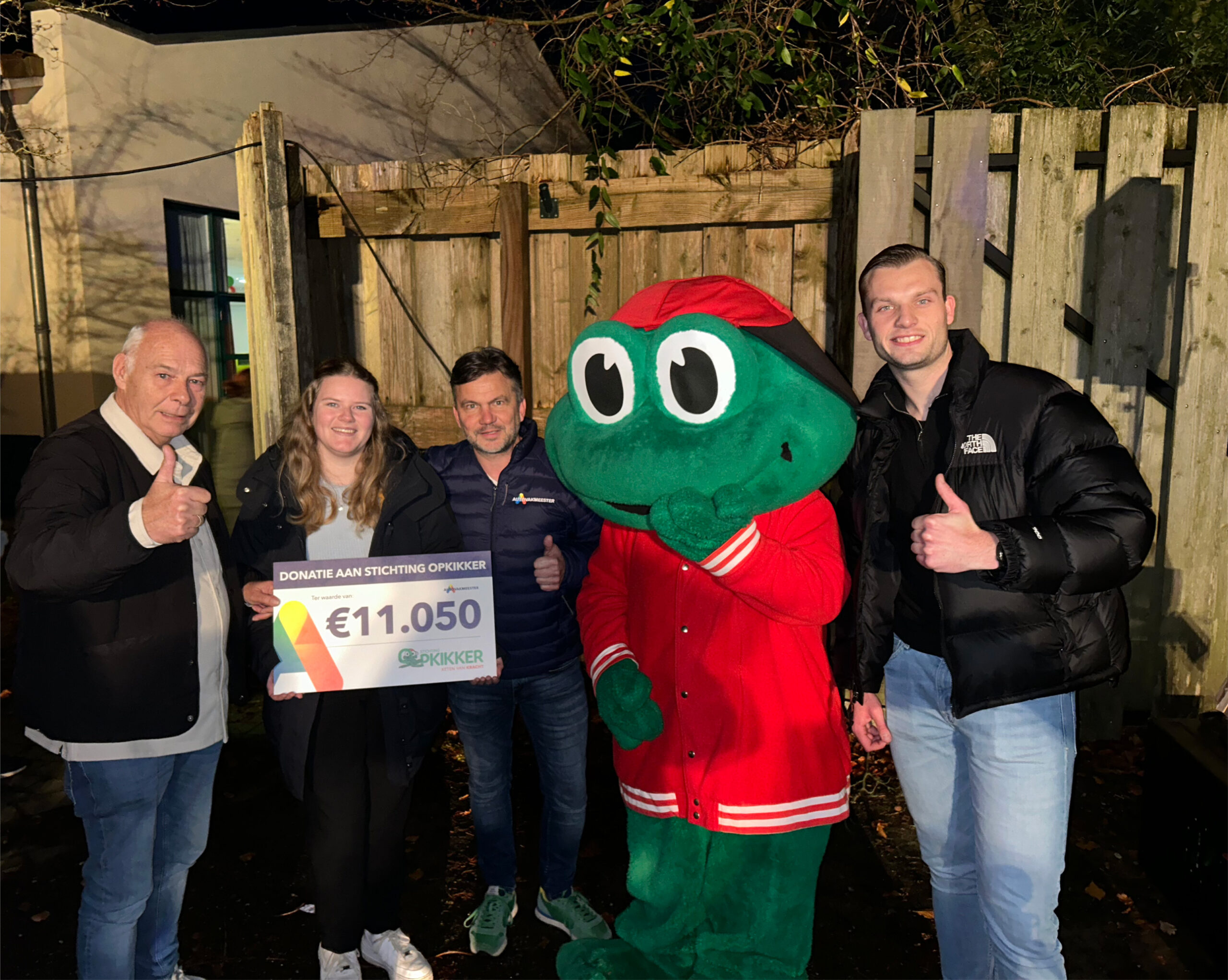 Van links naar rechts: Ruud Sliphorst (directeur en oprichter Stichting Opkikker), Esmée Sprik (marketingmedewerker Autovakmeester), Angelo Mulder (formule manager Autovakmeester) en Joeri Ebbelaar (coördinator fondsenwerving Stichting Opkikker).