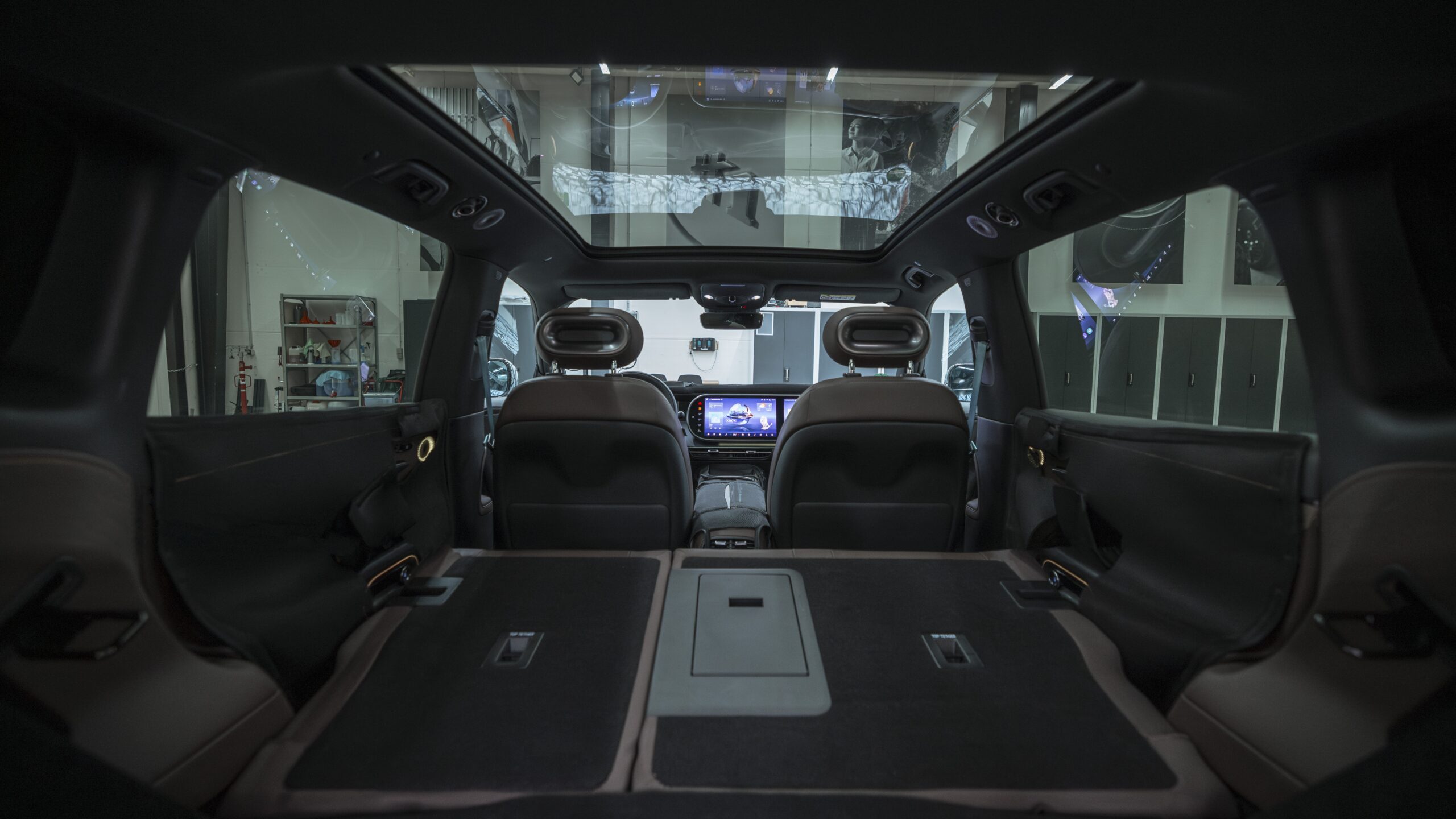 Alles plat en lekker liggen. Ook overnachten kan in je Smart wanneer je met je gezin on the road bent. Foto: Smart