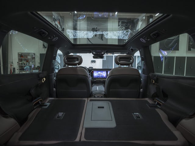 Alles plat en lekker liggen. Ook overnachten kan in je Smart wanneer je met je gezin on the road bent. Foto: Smart