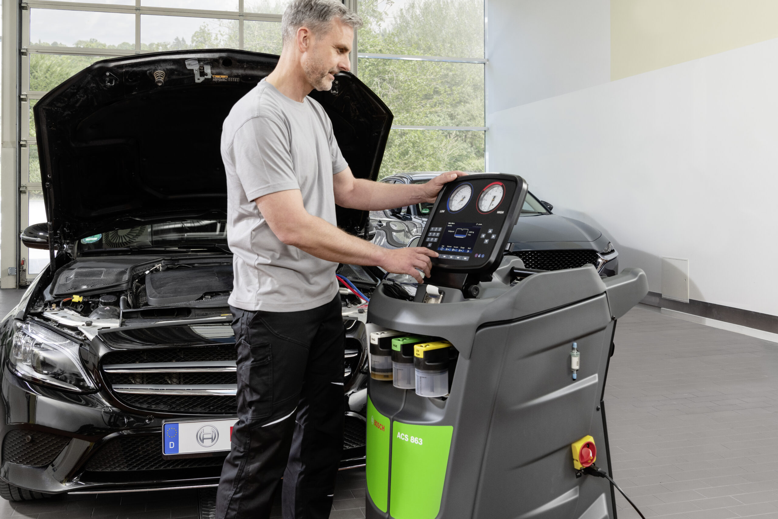 Bij volautomatische aircomachines kan de technicus tijdens de aircoservice andere werkzaamheden uitvoeren. (Foto: Bosch)