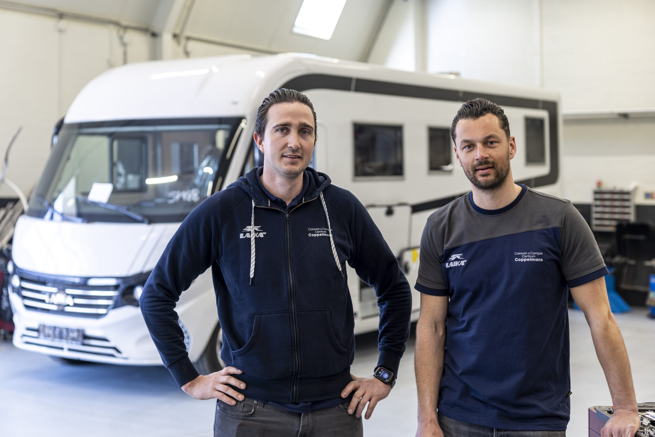 Joeri Coppelmans (l) en Mike Visser toverden een lege hal om tot een efficiënte werkplaats. “We hebben over elk detail nagedacht.” Foto's: Mike Tekst & Beeld