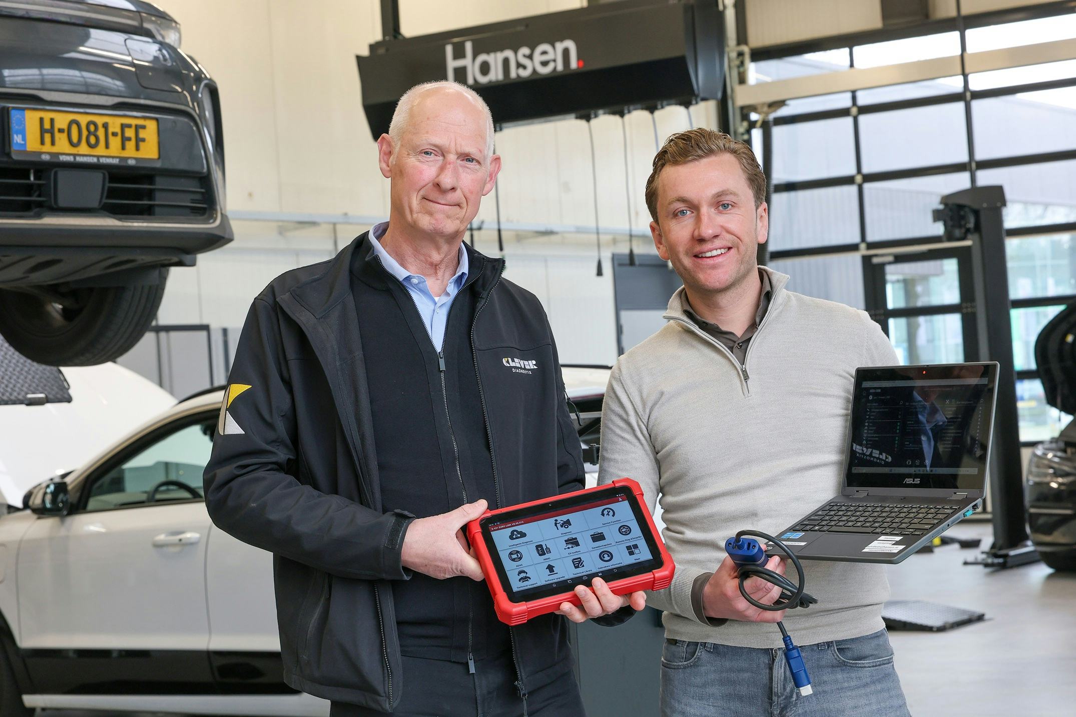 Bram Hansen (rechts) gebruikt de Autocom ICON en de Launch X‑431 Euro Link, die Johan Rozestraten van AA-Equipment Support in zijn hand heeft.