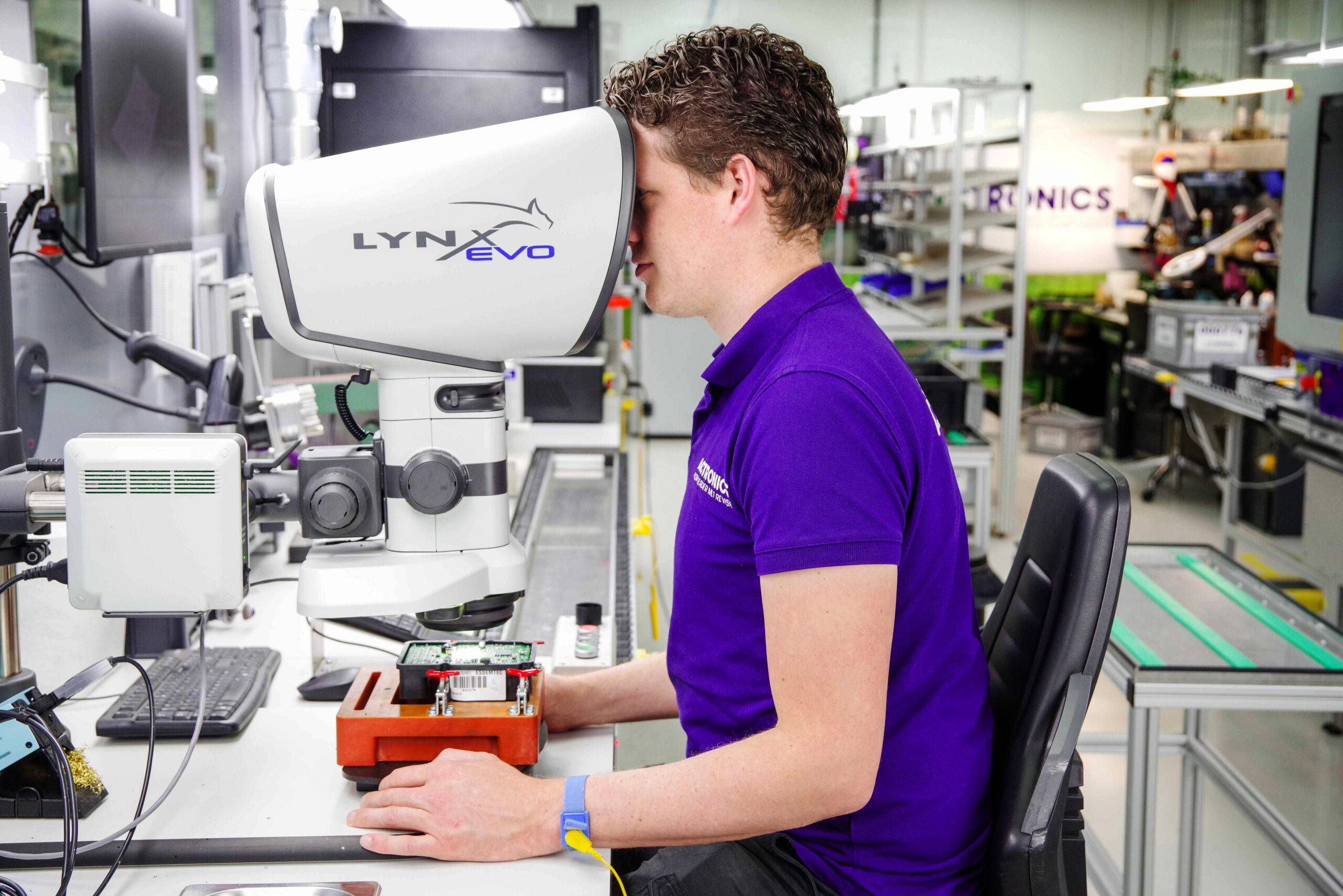 Een microscoop is onontbeerlijk bij revisies van elektronica. Het ESD-polsbandje beschermt elektronische componenten tegen schade door elektrostatische ontlading. - Foto's: Gert te Lintelo