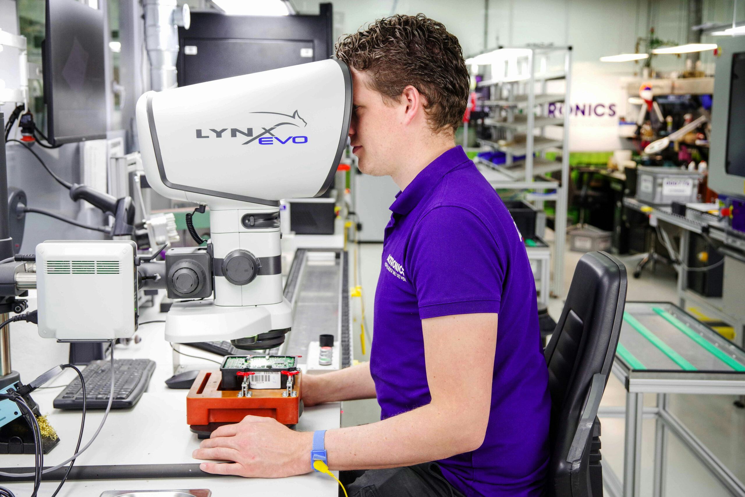 Een microscoop is onontbeerlijk bij revisies van elektronica. Het ESD-polsbandje beschermt elektronische componenten tegen schade door elektrostatische ontlading. - Foto's: Gert te Lintelo