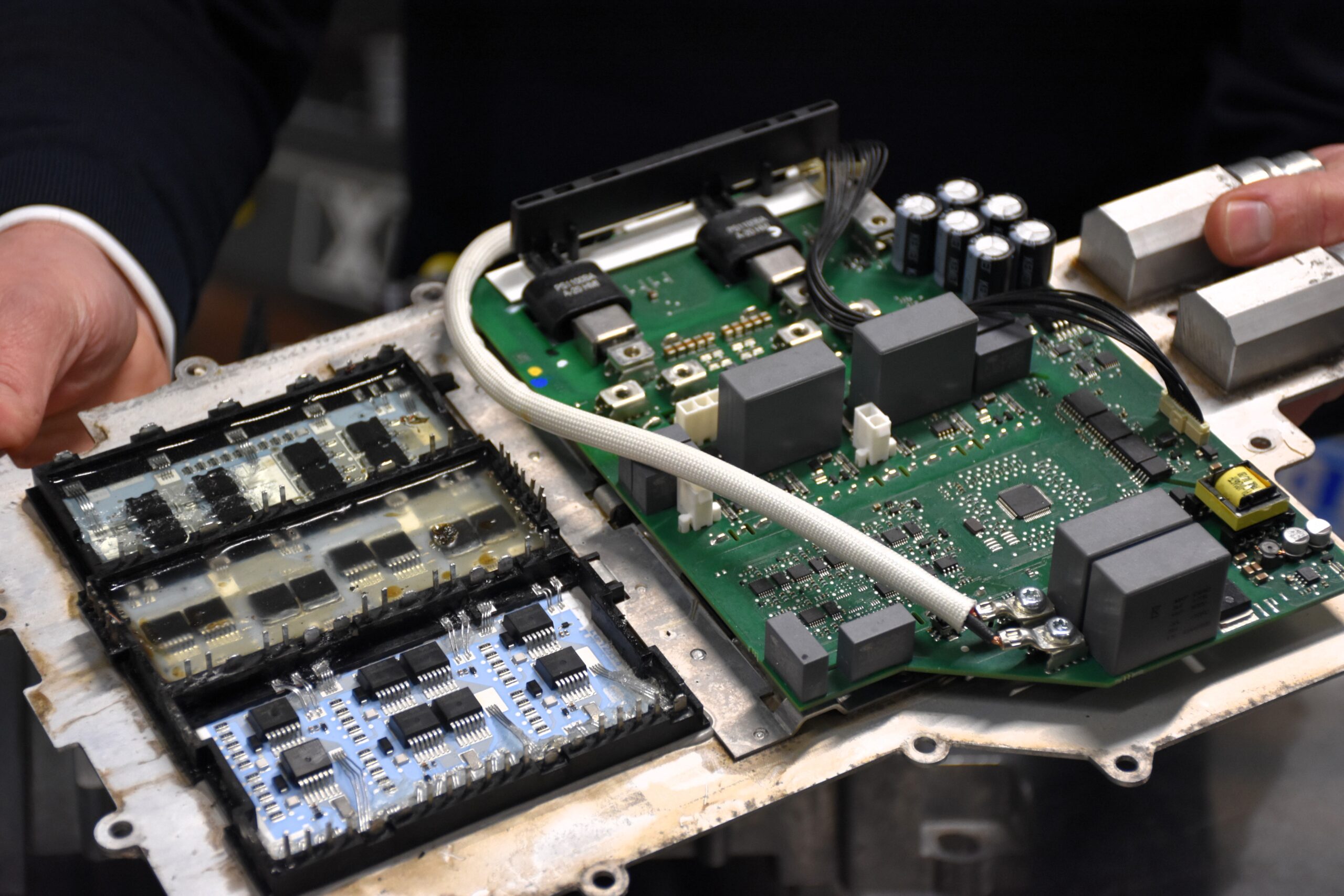 Eén van de vijf Mahle-Stellantis-OBC-defecten in beeld. Let op de twee IGBT's helemaal linksonder.  