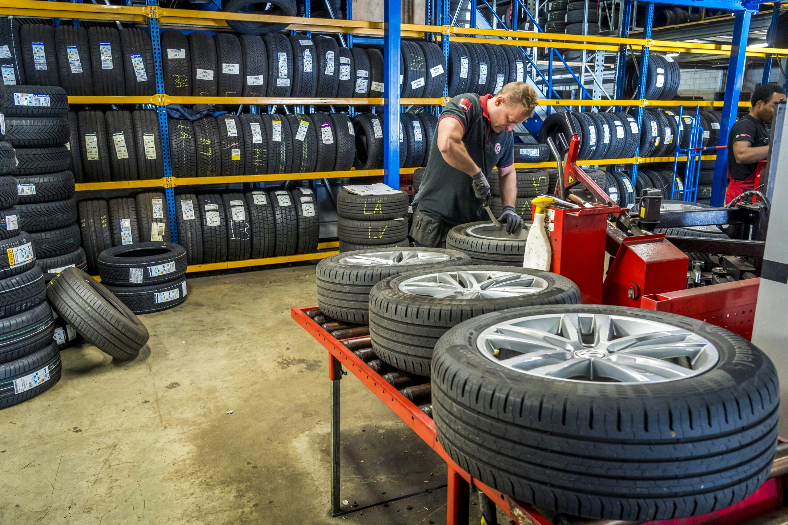 Een bandenwisselstraat is voor wie dagelijks met band/wielcombinaties werkt, onmisbaar. - Foto: Lex van Lieshout