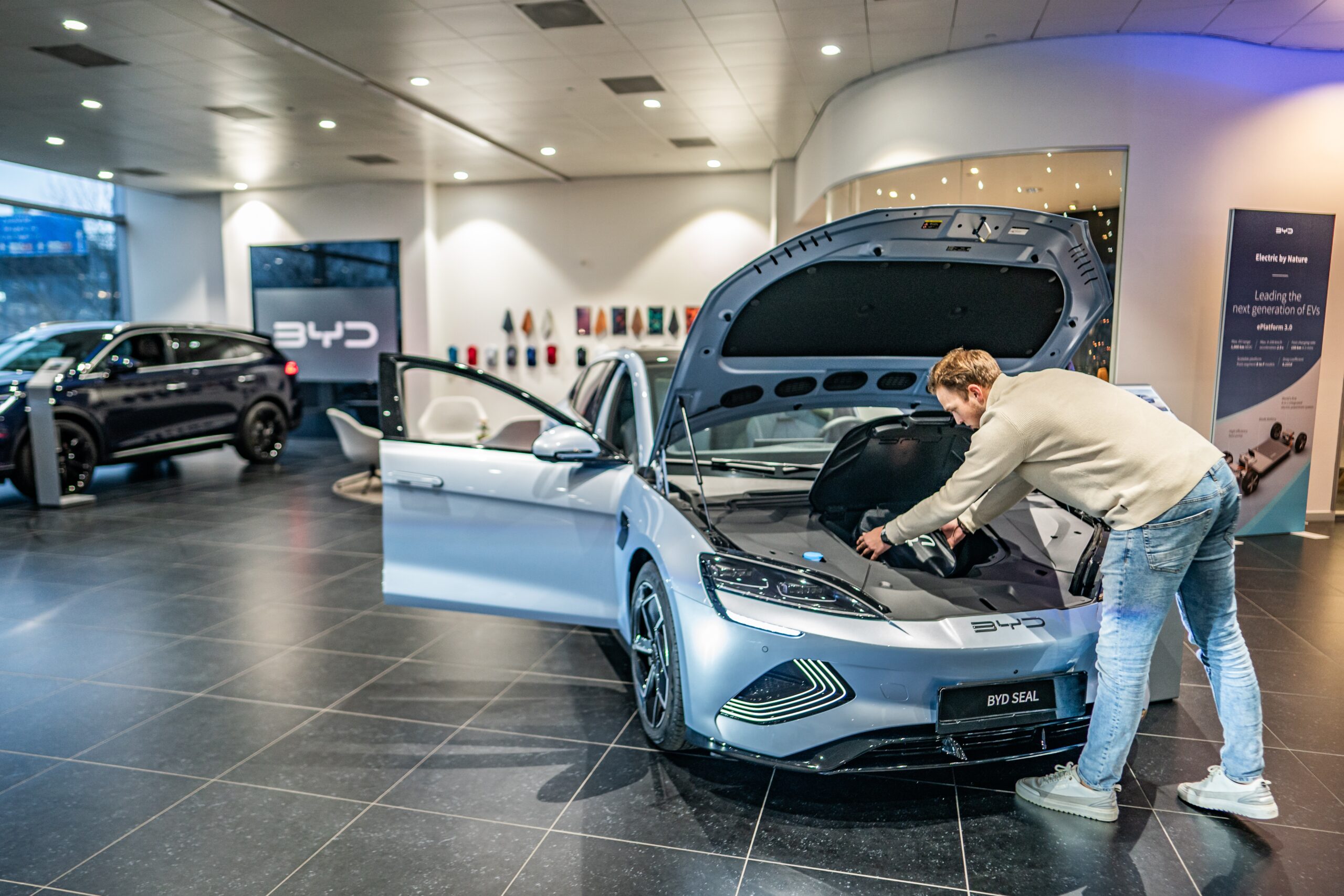 Autoverkooppunt BYD Louwman Amsterdam in Amsterdam - Foto: ANP / Hollandse Hoogte /  Joris van Gennip