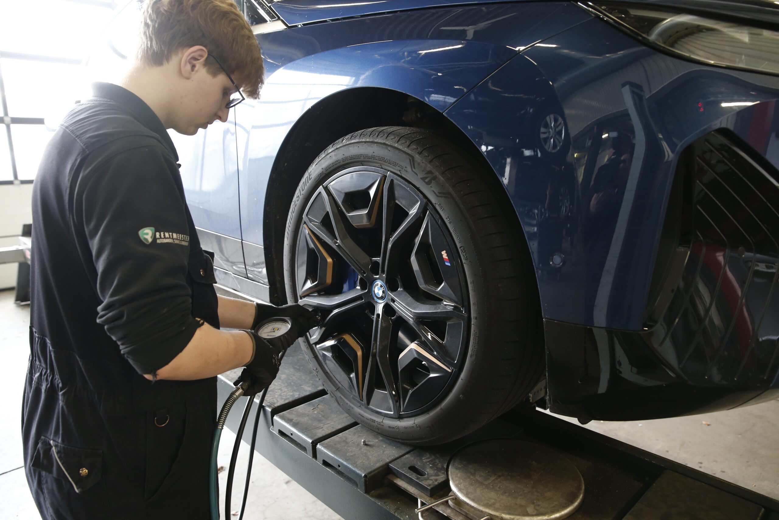 Een EV-band heeft een geluidsarm profiel, hoog draagvermogen, minder profiel, en het betreft vaak TR-banden in plaats van VR-banden. - Foto: ANP / Hollandse Hoogte / Andy Smulders