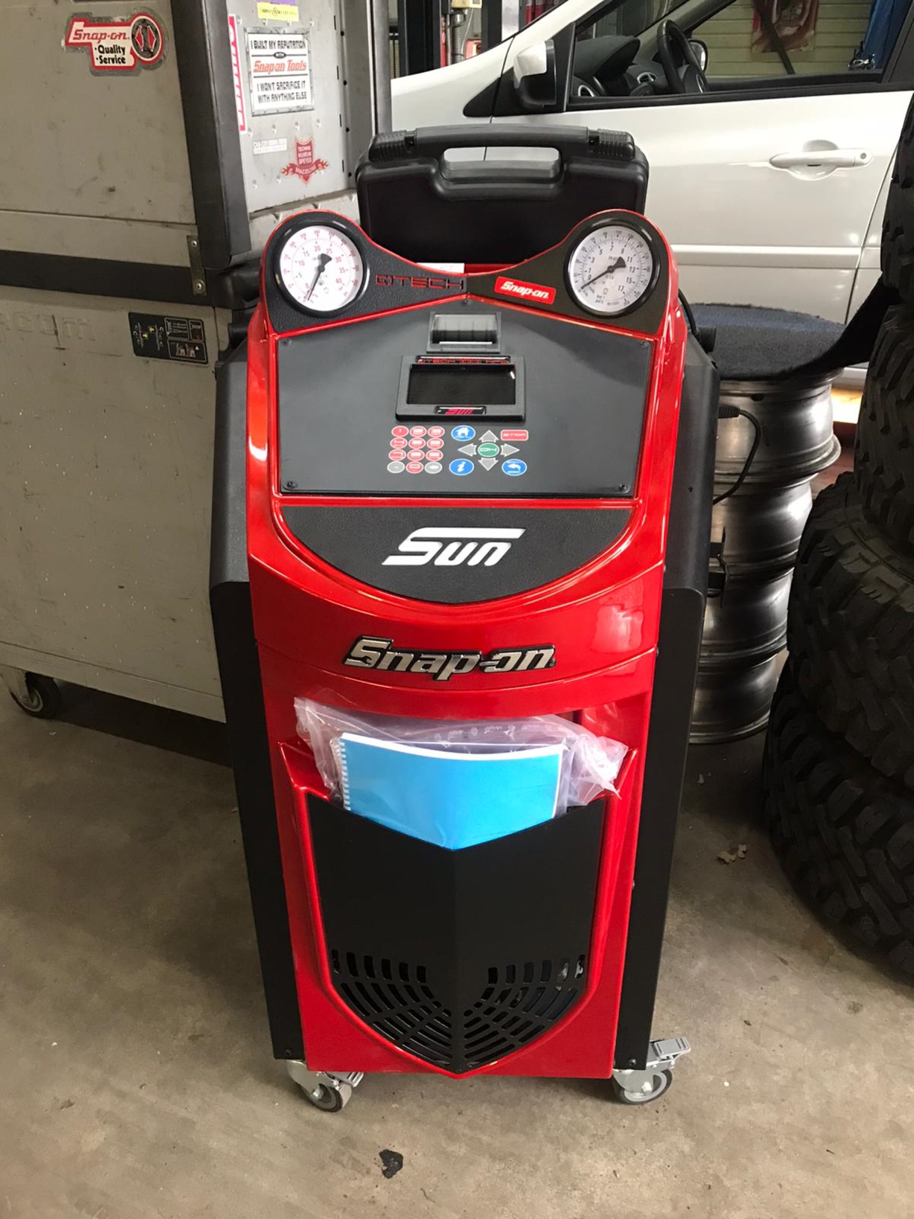 Paul Janssen van Car City Service Center werkt met dit aircoservicestation. Hij prijst de goede databank.