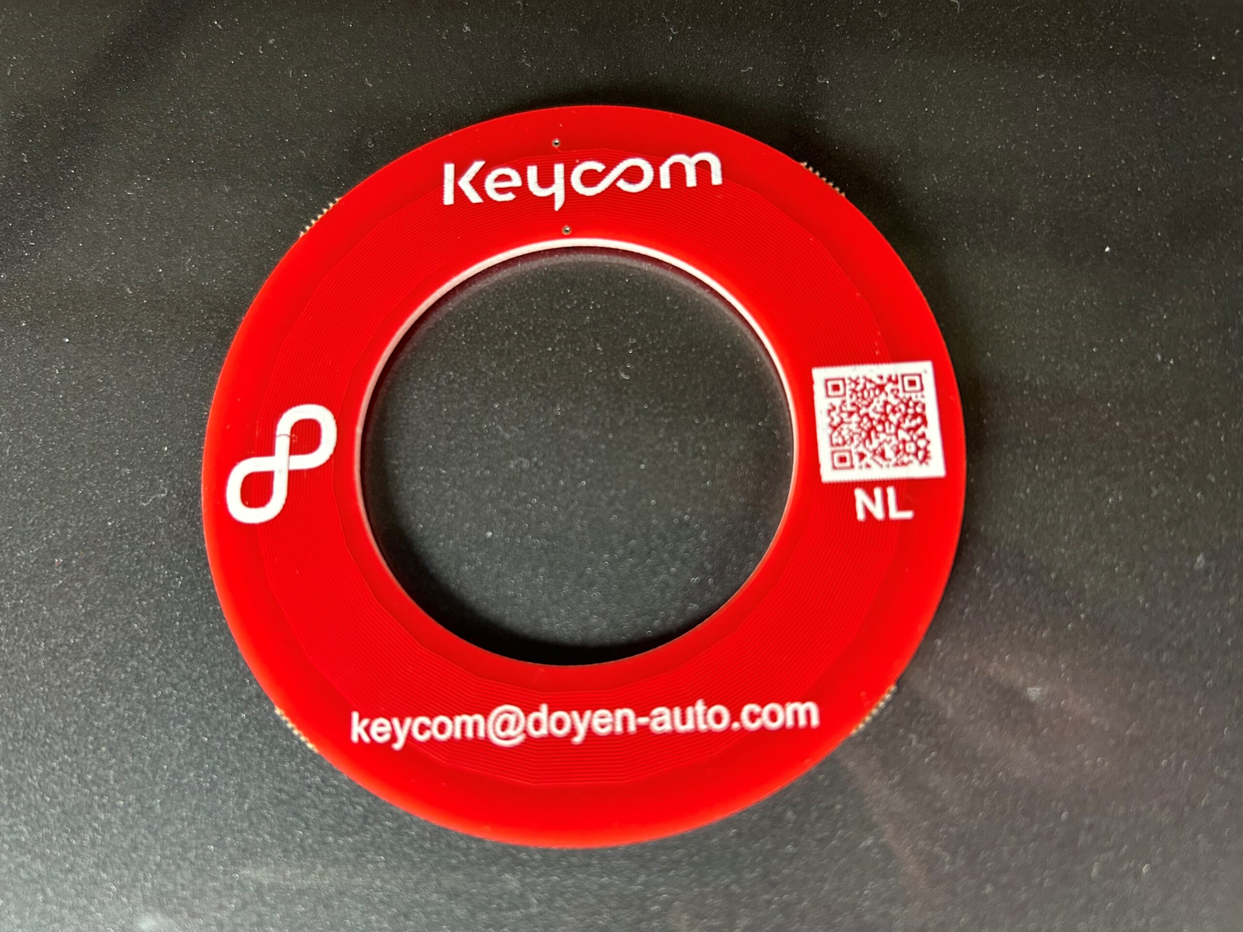 De Keycom is een kunststof ring van 7 cm doorsnede. Handig voor in de gereedschapswagen! - Foto: Hugo Claver