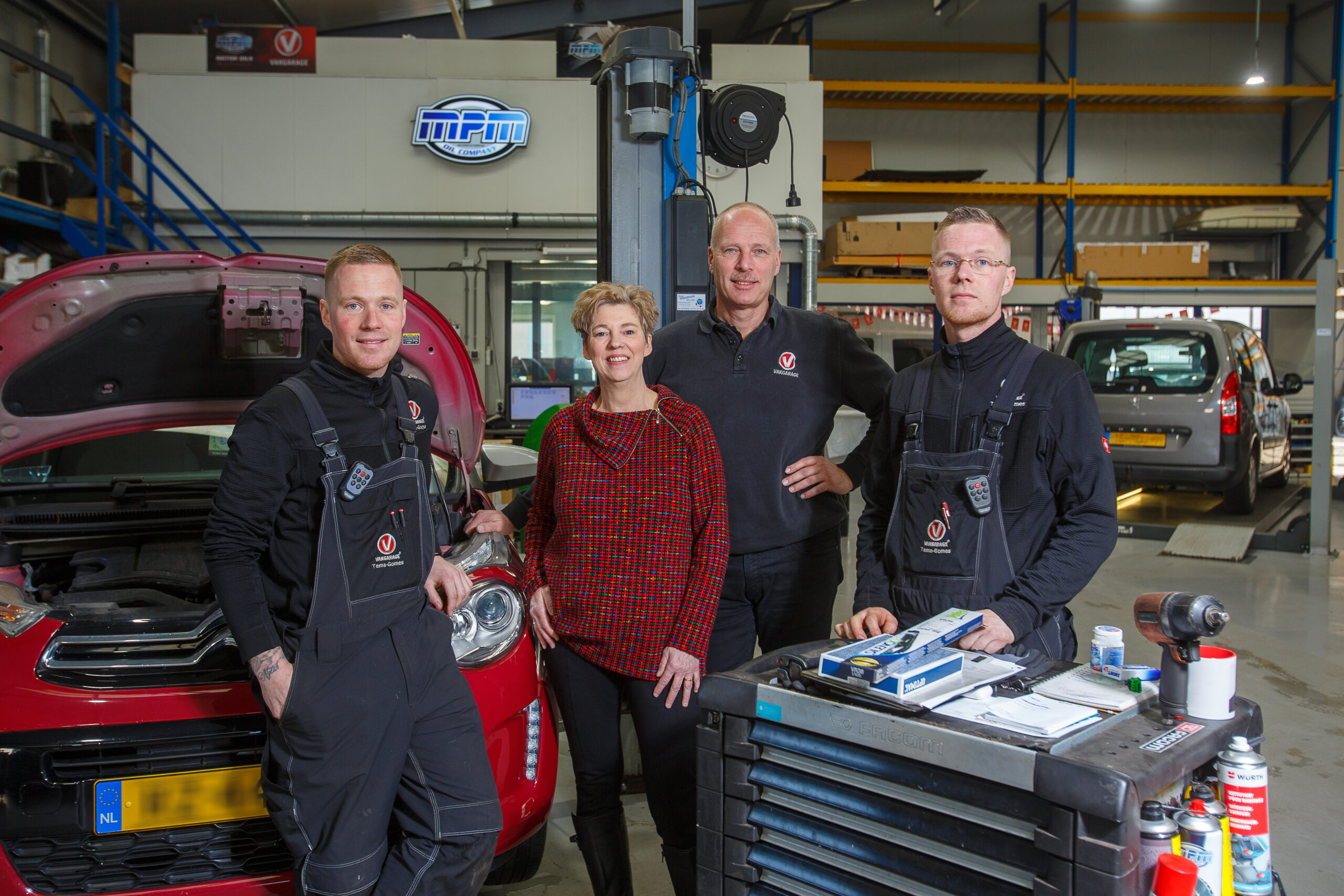 In het midden, Editha en Marc Kraak, oprichters van de zaak en naast hen de gebroeders Gomes (links Frank en rechts Mark), met wie ze sinds vorig jaar samen de garage runnen. Foto: Peter Roek