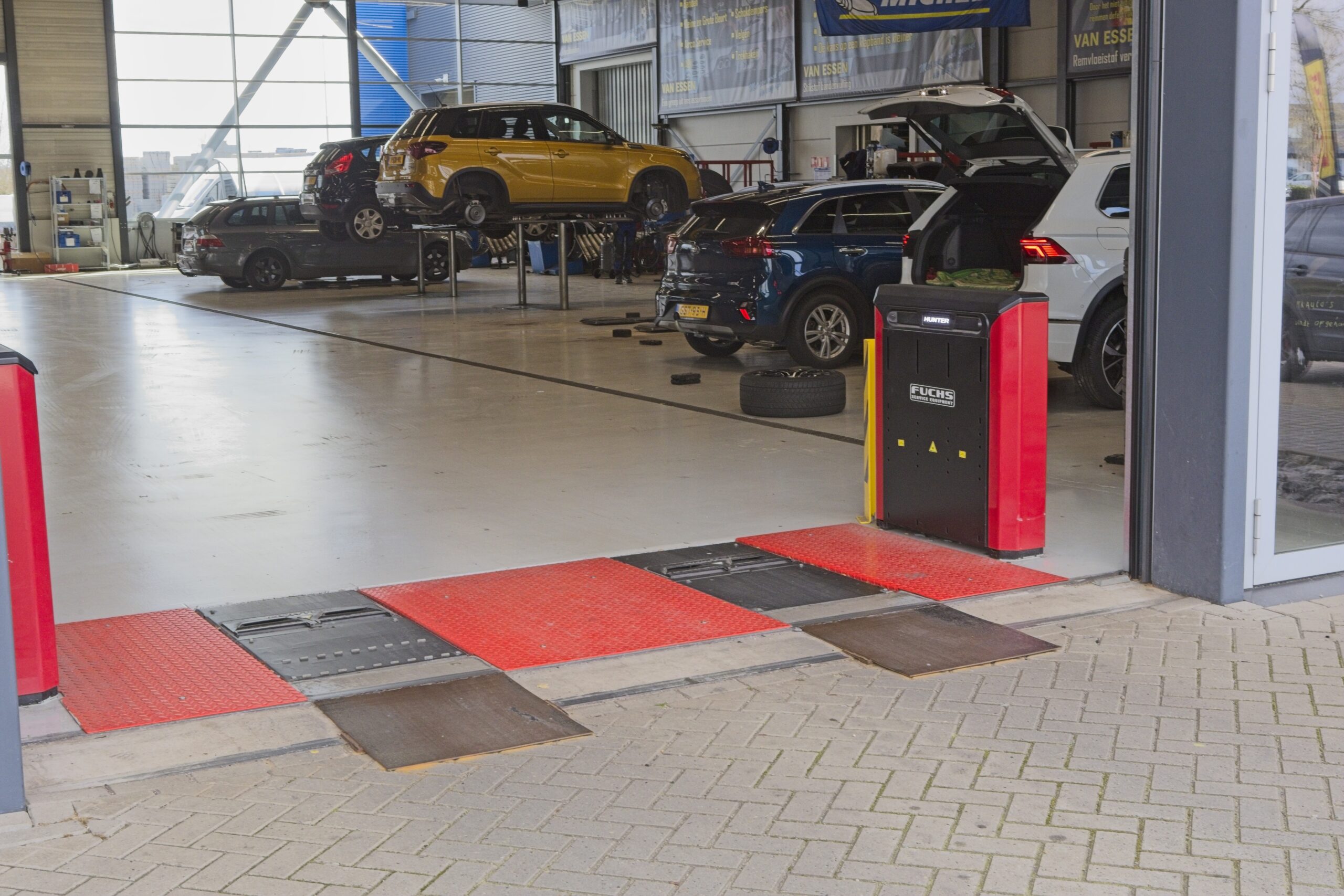 Met een profiel- en uitlijnscanner in de ingang krijg je van elke auto een goed beeld van de conditie van de banden en de wielstanden.