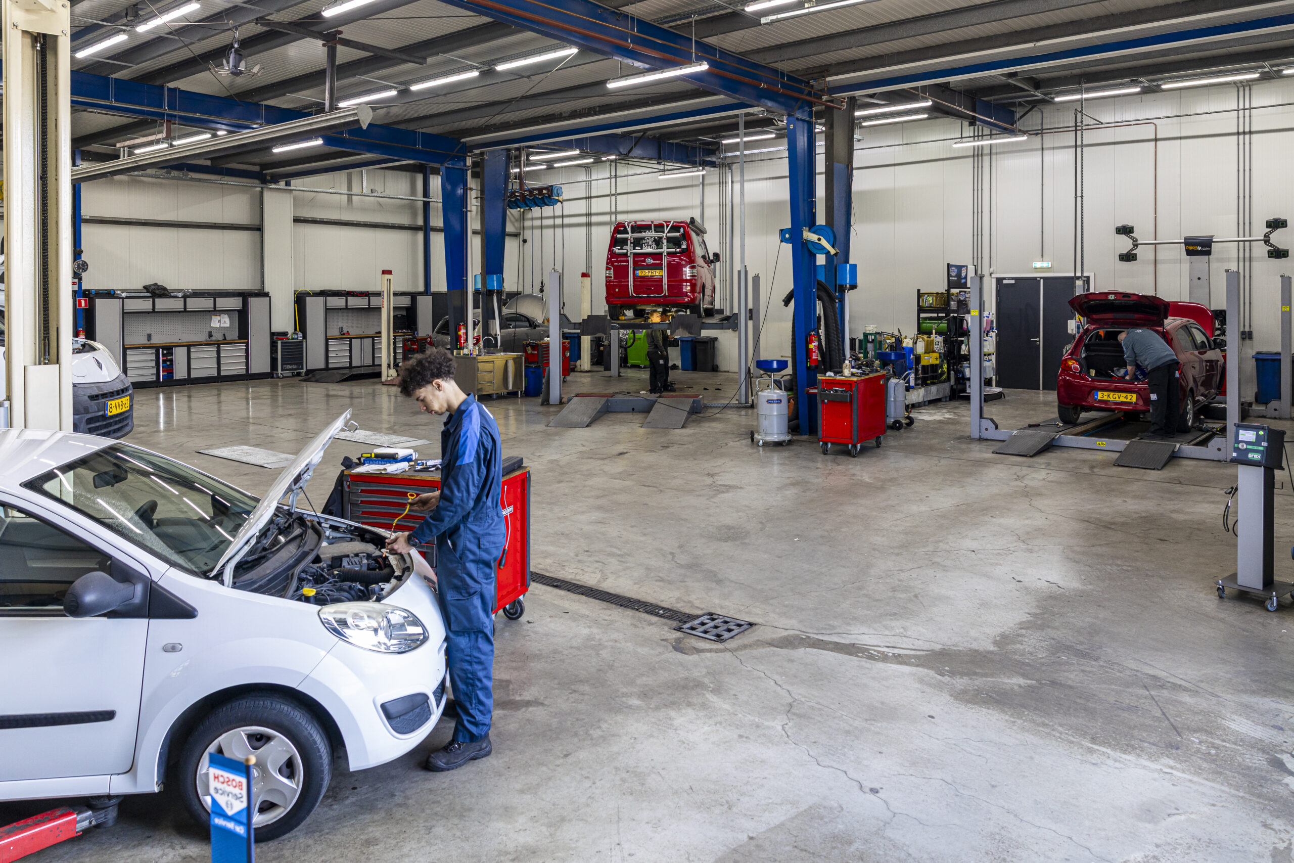 In de ruime werkplaaats is plek voor acht bruggen, en een aparte EV-hoek. - Foto's: Mike Tekst & Beeld