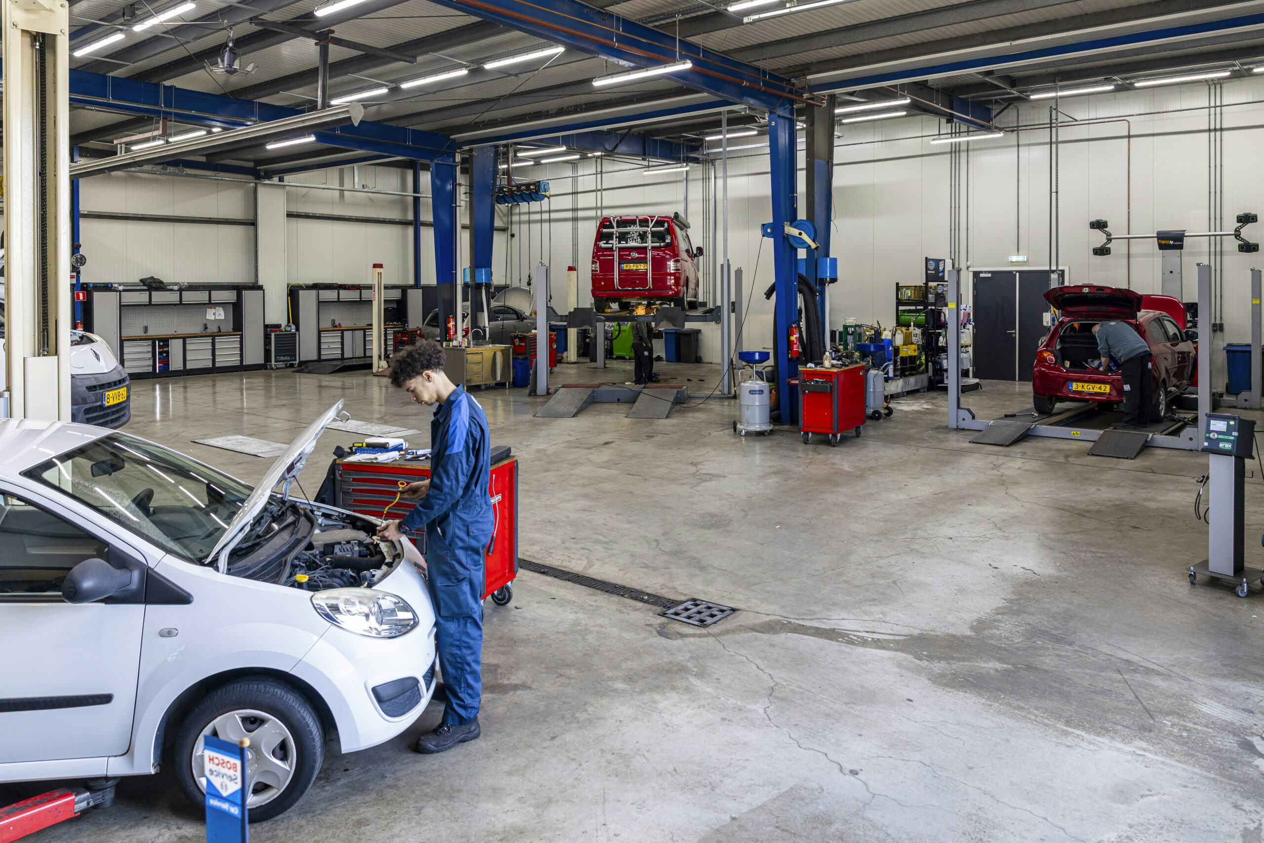 In de ruime werkplaaats is plek voor acht bruggen, en een aparte EV-hoek. - Foto's: Mike Tekst & Beeld