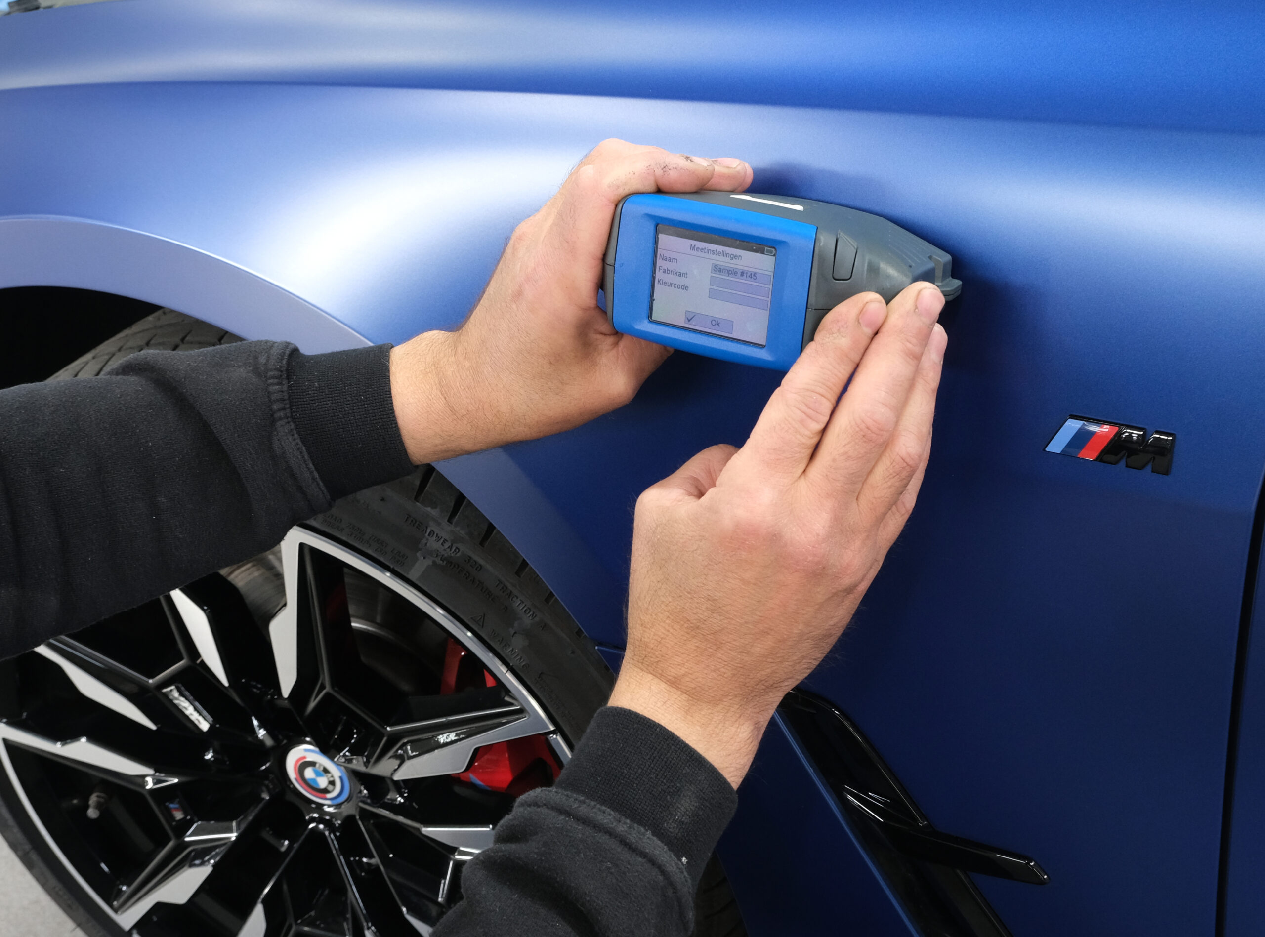 Hoe werkt Axalta Irus, de volledig geautomatiserde verfmengmachine, in de praktijk? Bij BMW-dealer Van Poelgeest zien we het in de praktijk bij een matblauwe BMW 5-Serie. - Foto: Gert te Lintelo