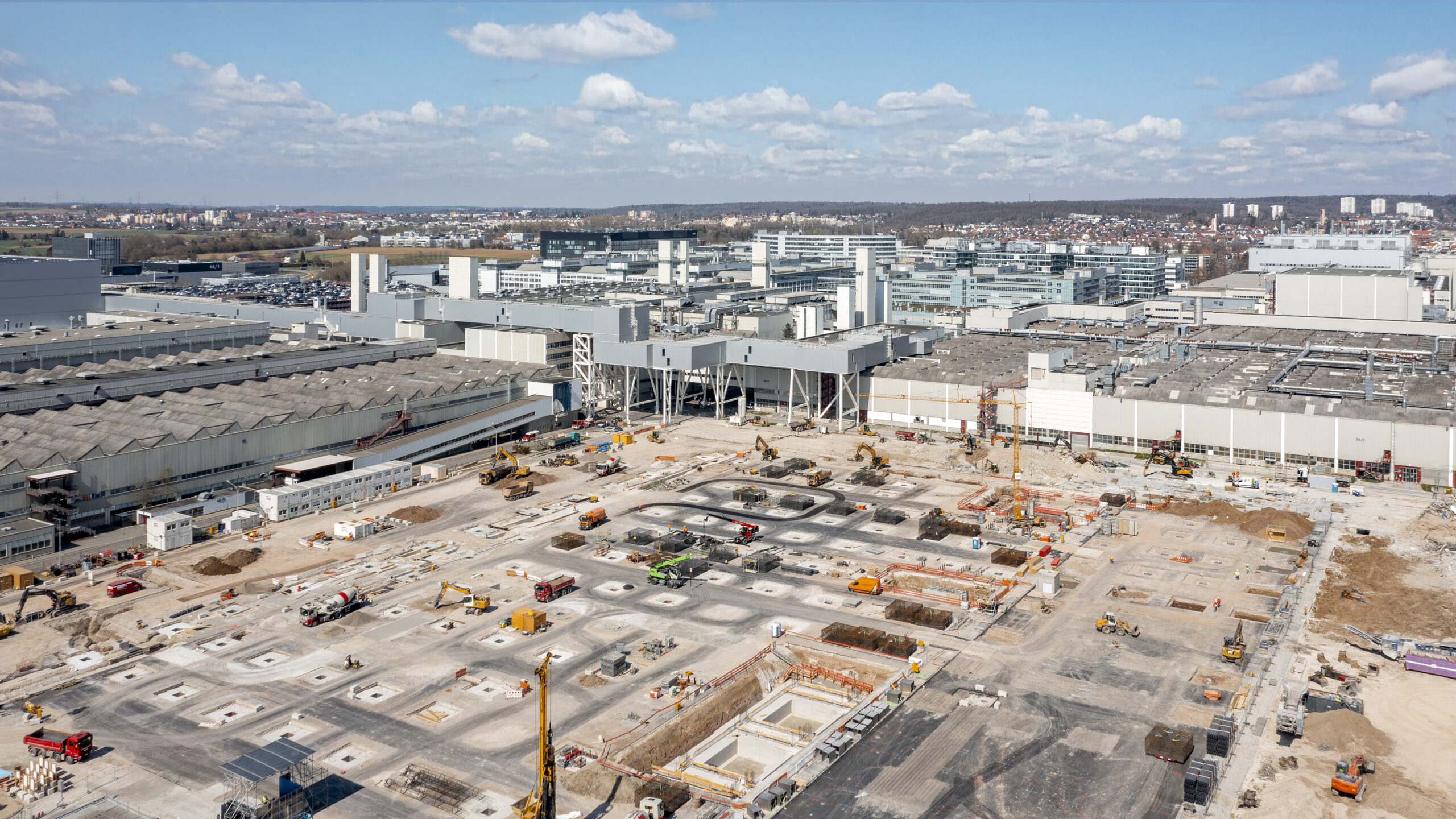 Nu nog een kale vlakte, in 2028 is hier de nieuwe, ultramoderne Mercedes-Benz lakstraat in gebruik. - Foto: Mercedes-Benz
