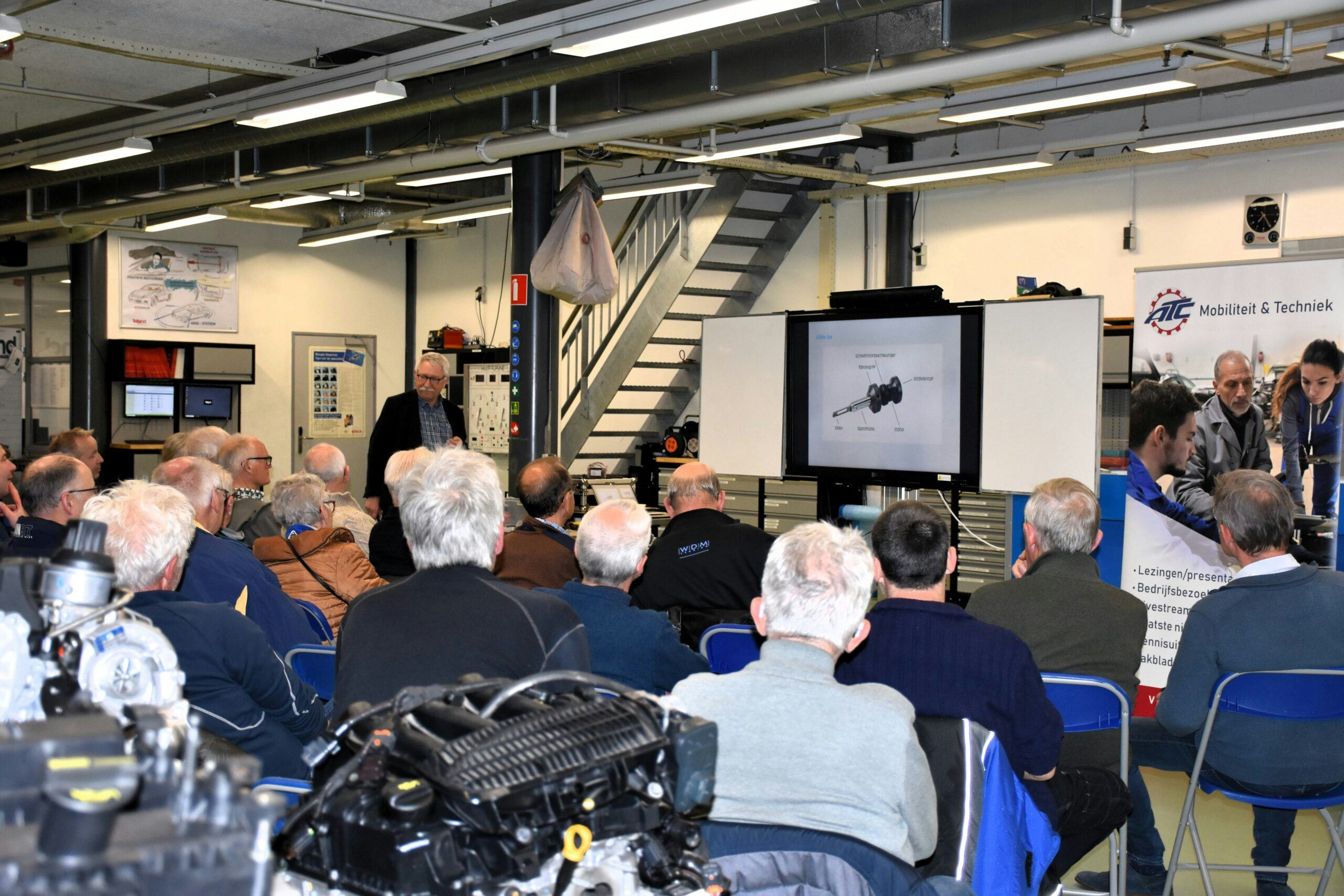 Hoe gaan voertuigcriminelen te werk? Oud-politieman Gerard van Warmerdam demonstreert het in een lekker technische omgeving; de praktijkruimte autotechniek van het Talland College in Heerhugowaard.