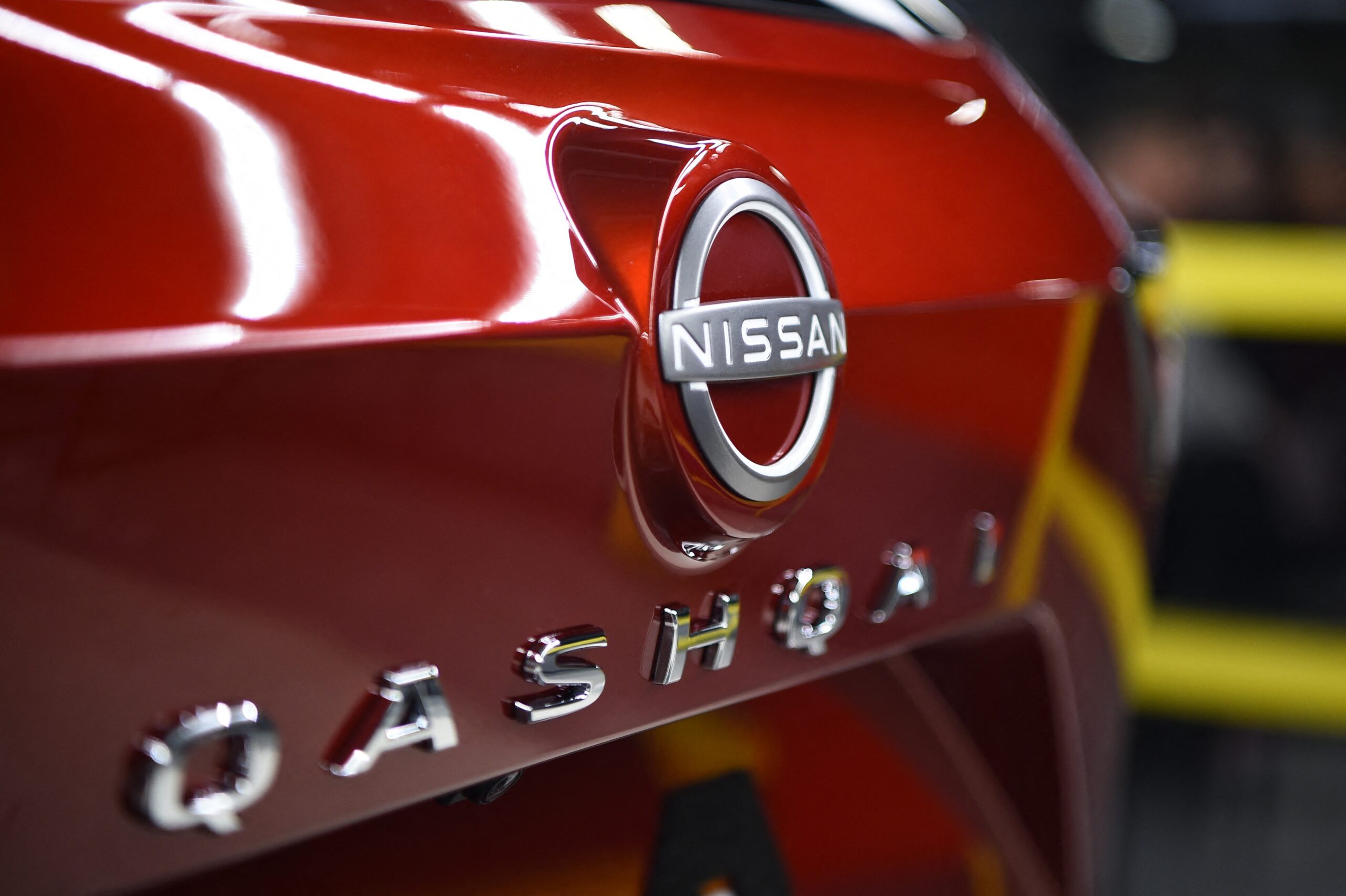 Een nieuwe Nissan Qashqai rolt van de lopende band. - Foto: Andy Buchanan/AFP