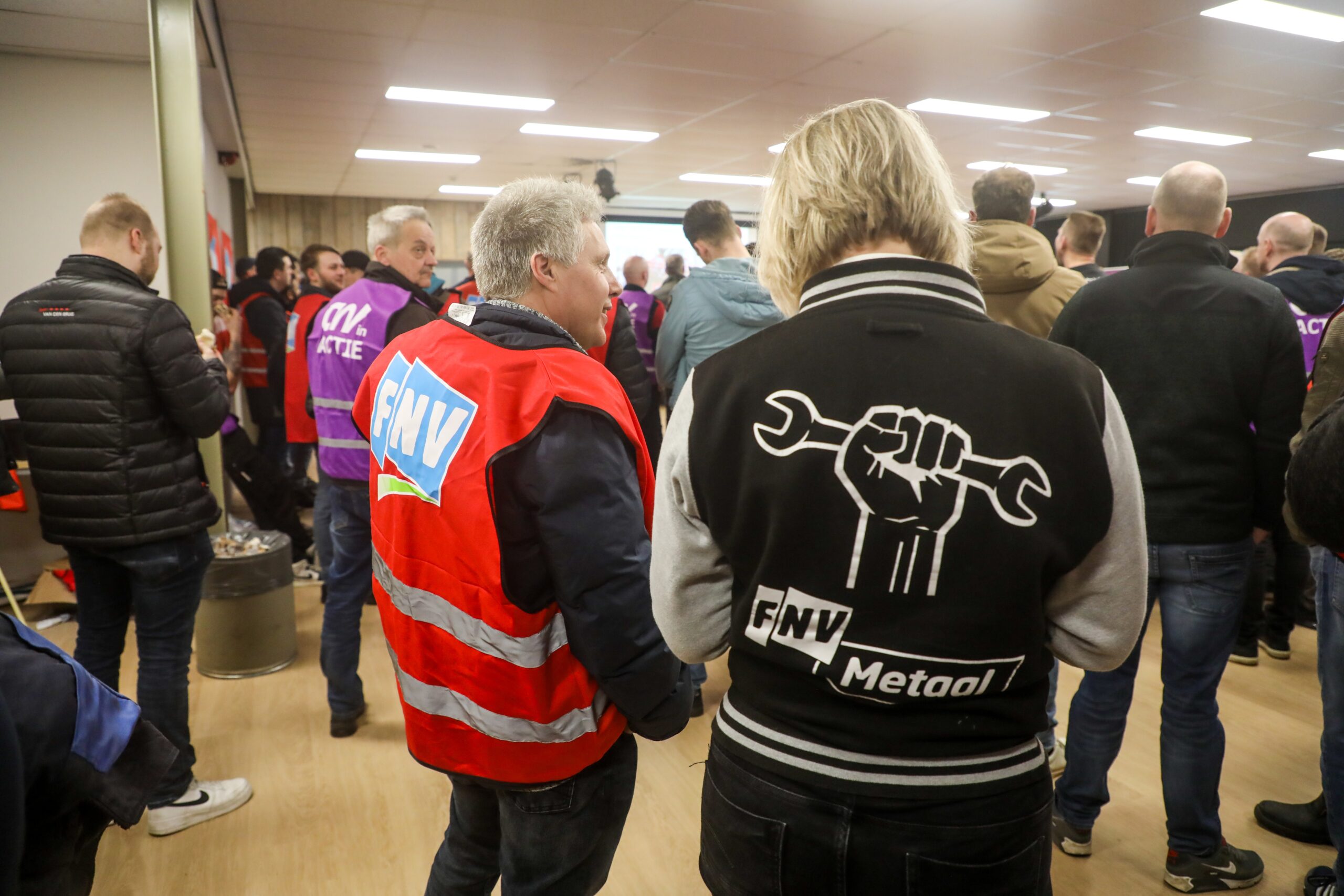 Bijeenkomst van stakende automonteurs in Leeuwarden, in februari van dit jaar. - Foto: ANP / Hollandse Hoogte / Anton Kappers