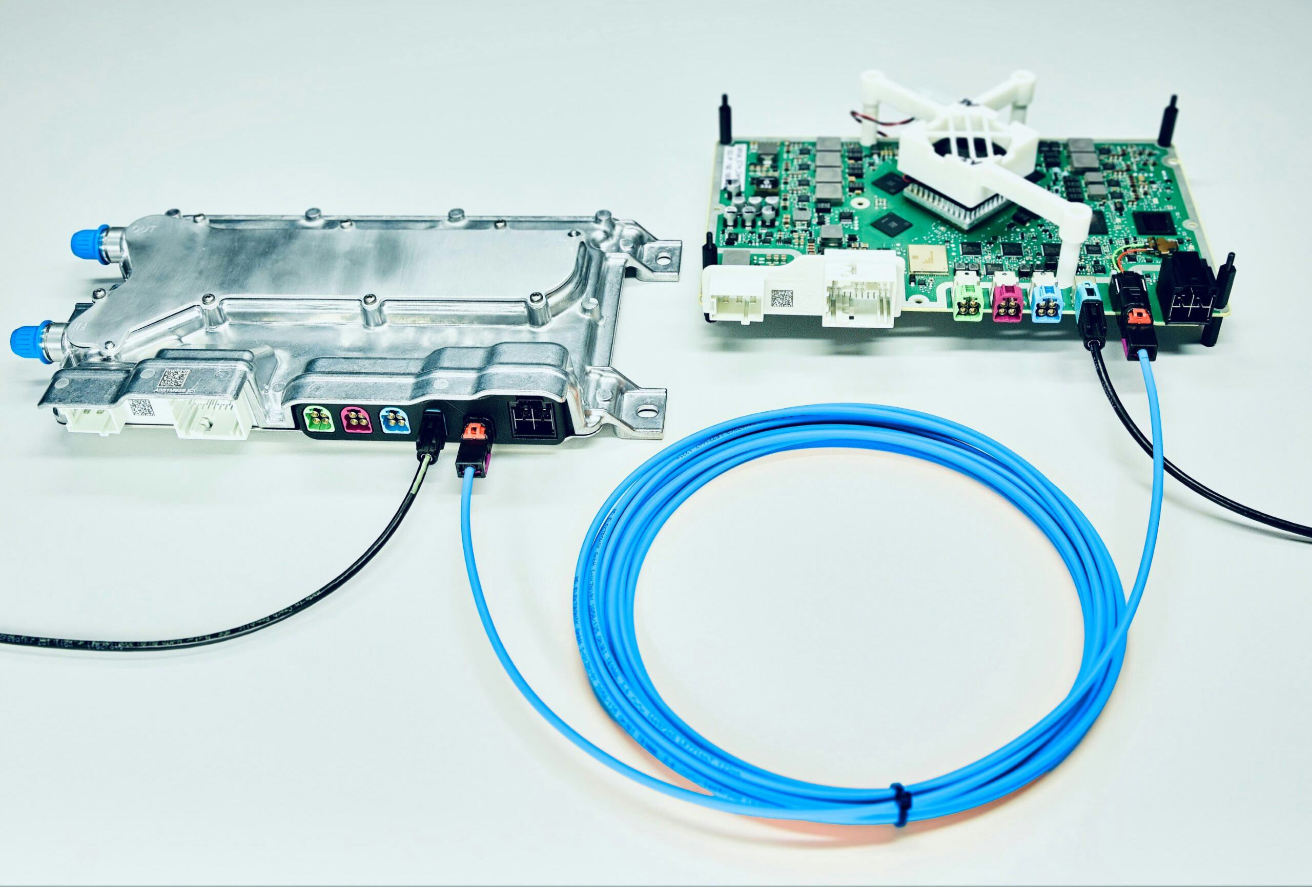 Een Duitse en een Spaanse partner helpen ZF aan elektronische omzetters en glasvezel van de vereiste OM3 kwaliteit die al veel wordt toegepast, en dus niet duur is.